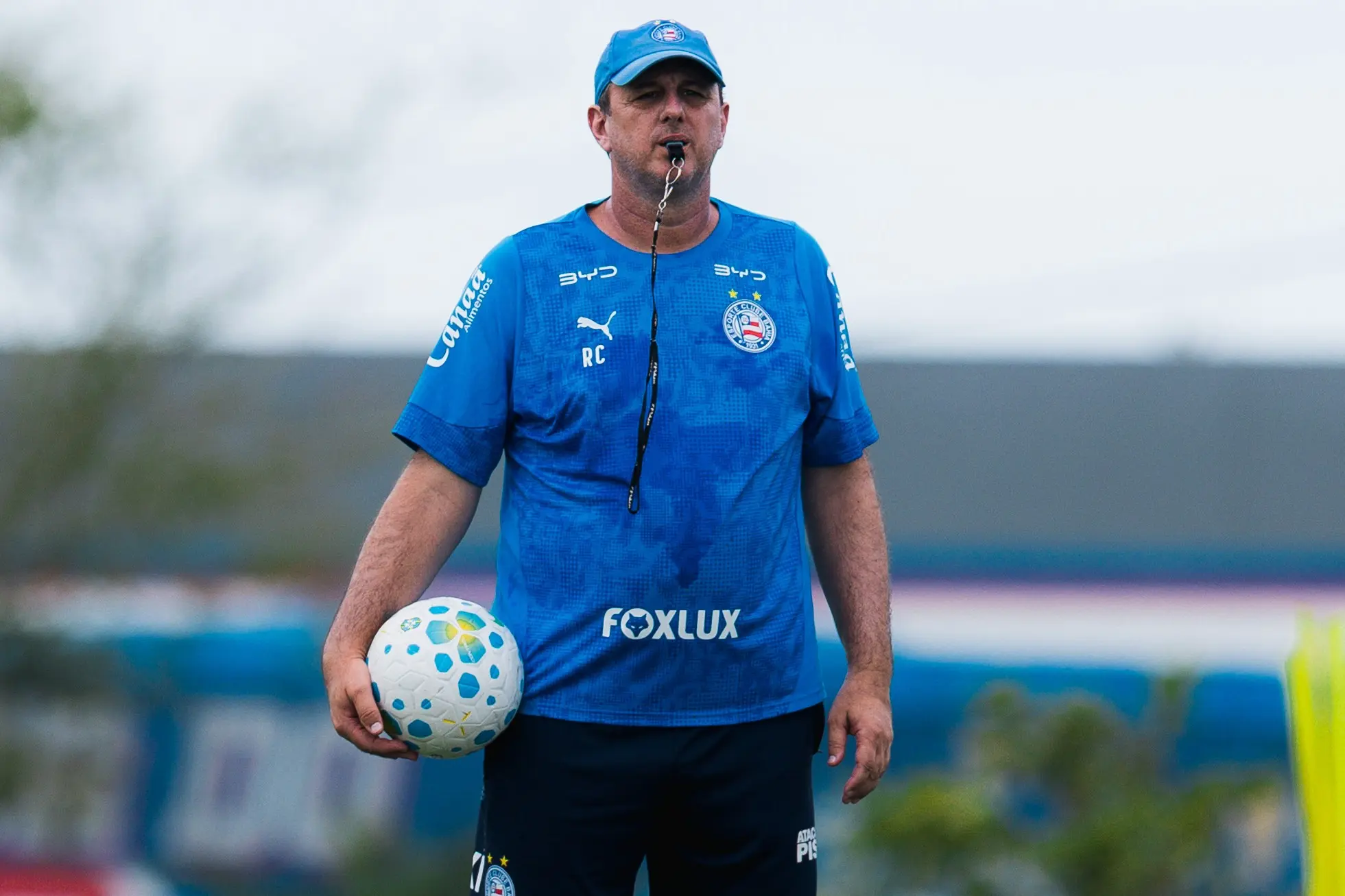 Rogério Ceni surpreende e faz cesta com os pés em treino do Bahia; veja!
