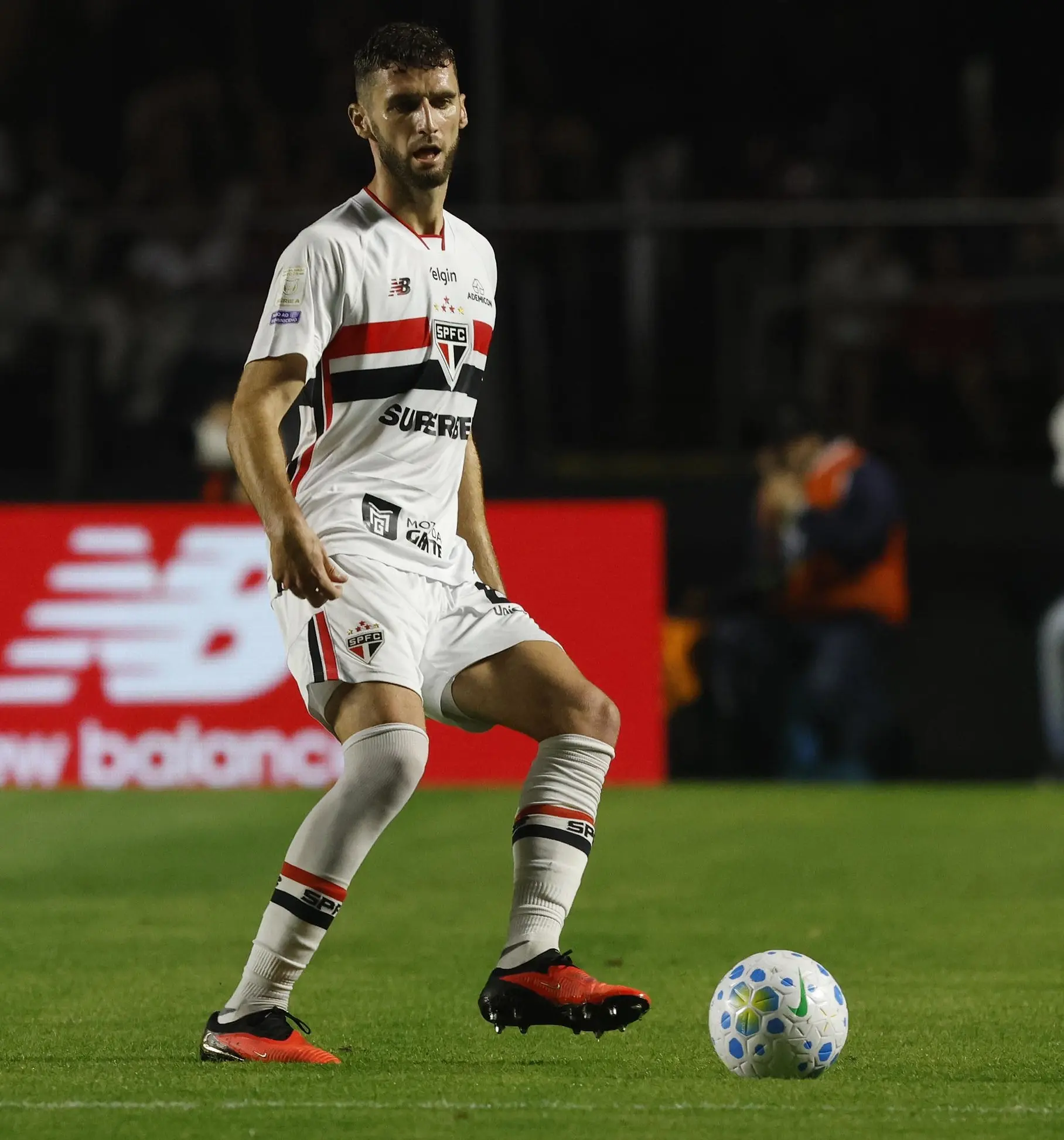 Lesão de Domingos Duarte reabre disputa na zaga do São Paulo