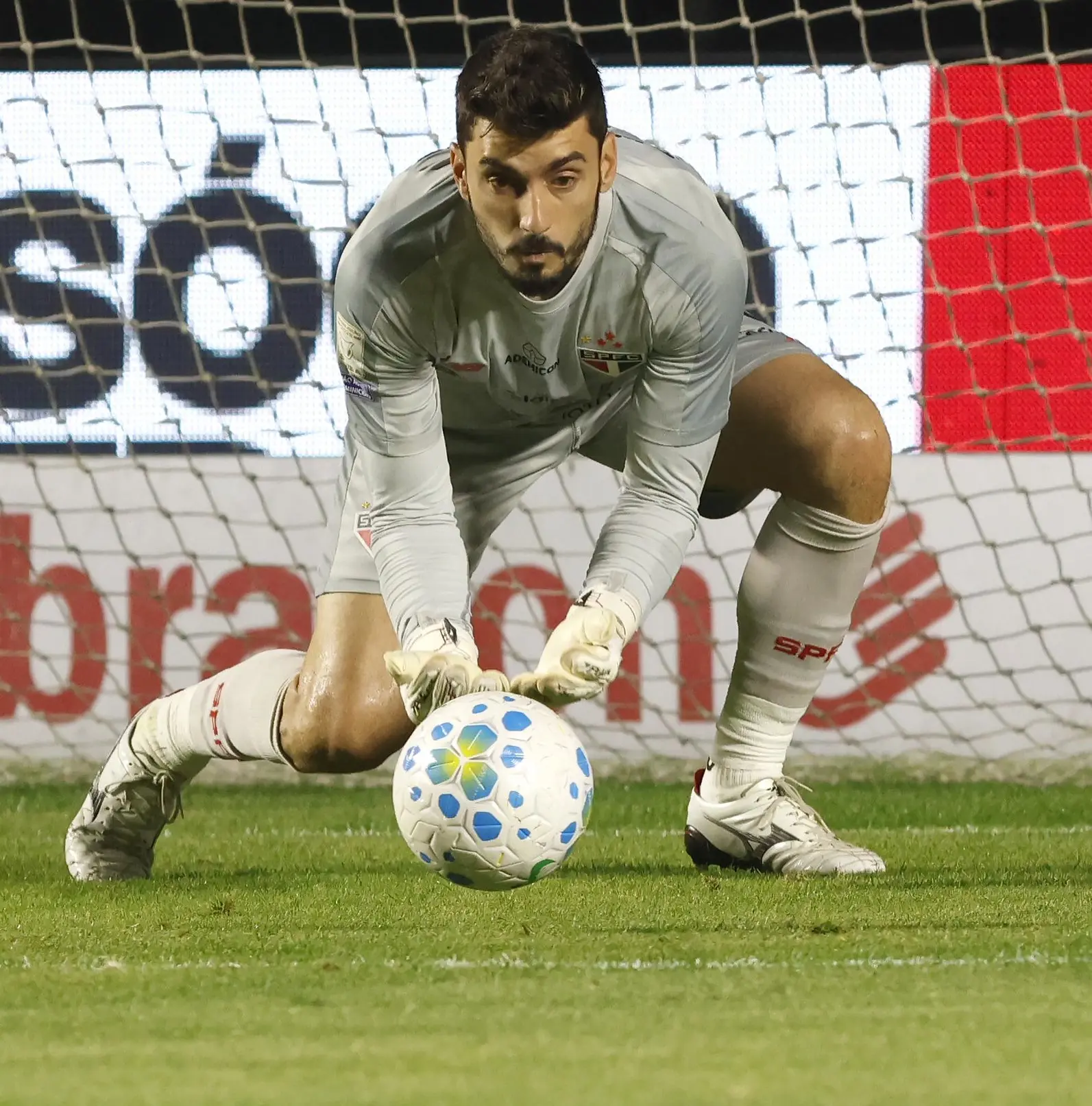Rafael minimiza protesto e valoriza torcida do São Paulo após vitória: “Mesmo chateados, estavam aqui”