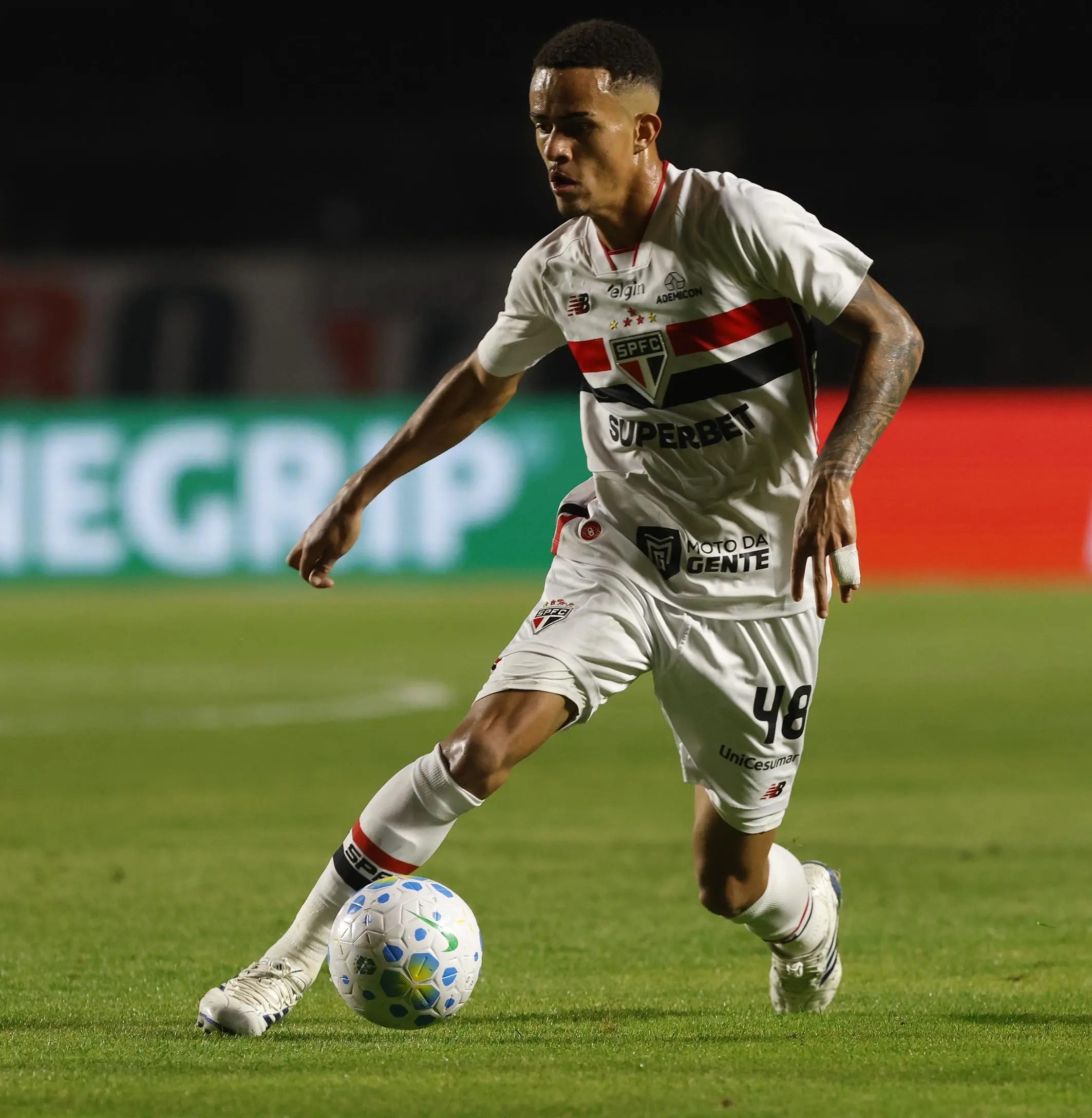 Djhordney desfalca São Paulo em clássico contra o Santos após negativa da CBF