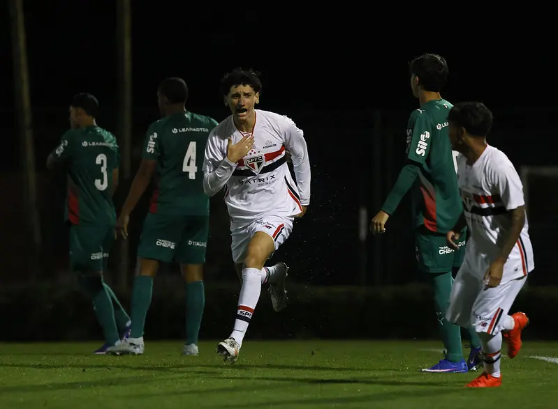 São Paulo derrota o Palmeiras e segue vivo na briga por uma vaga nas quartas do Brasileiro sub-17