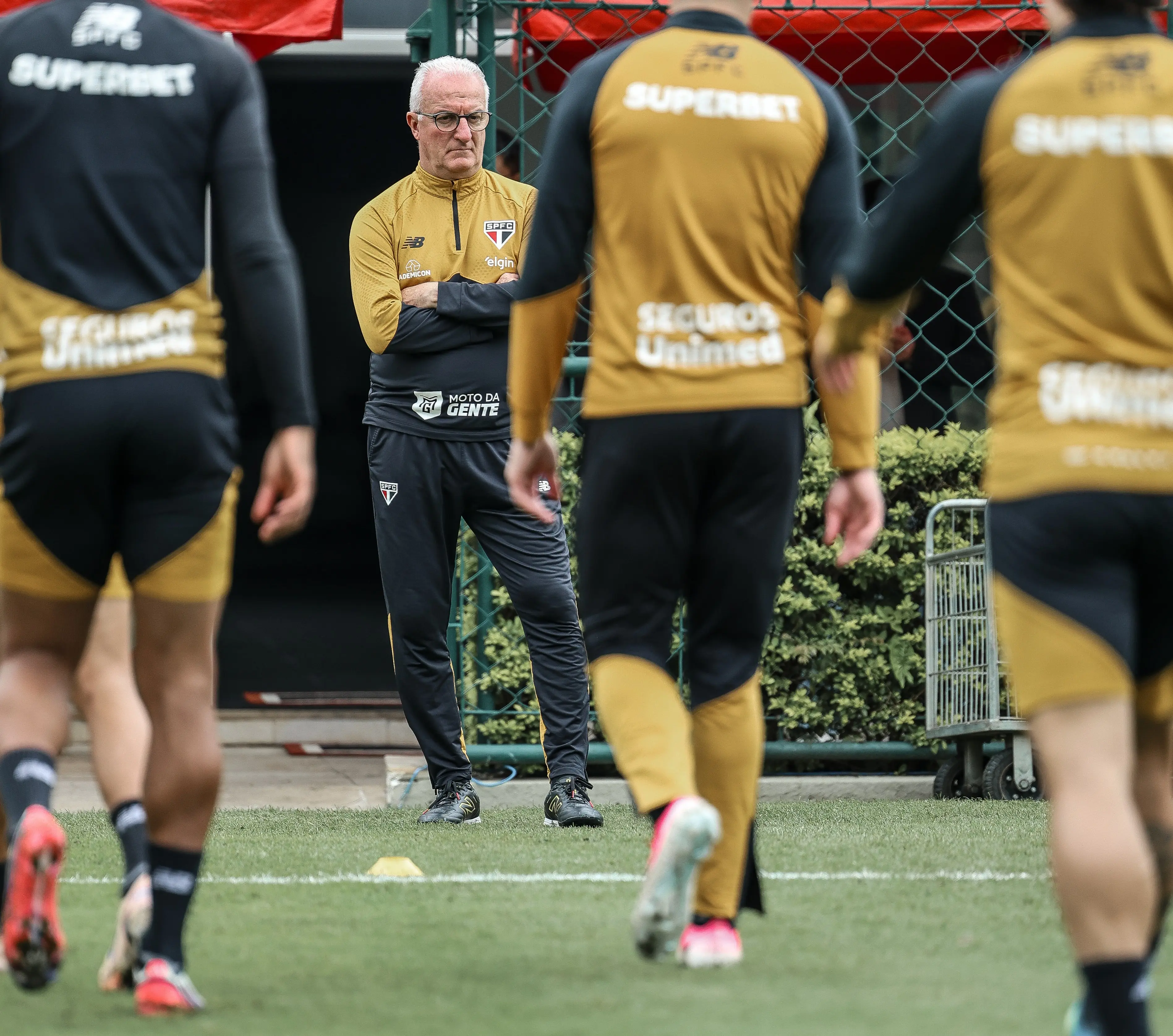 Quem joga? Veja as alternativas de Dorival para substituir Calleri contra o Santos