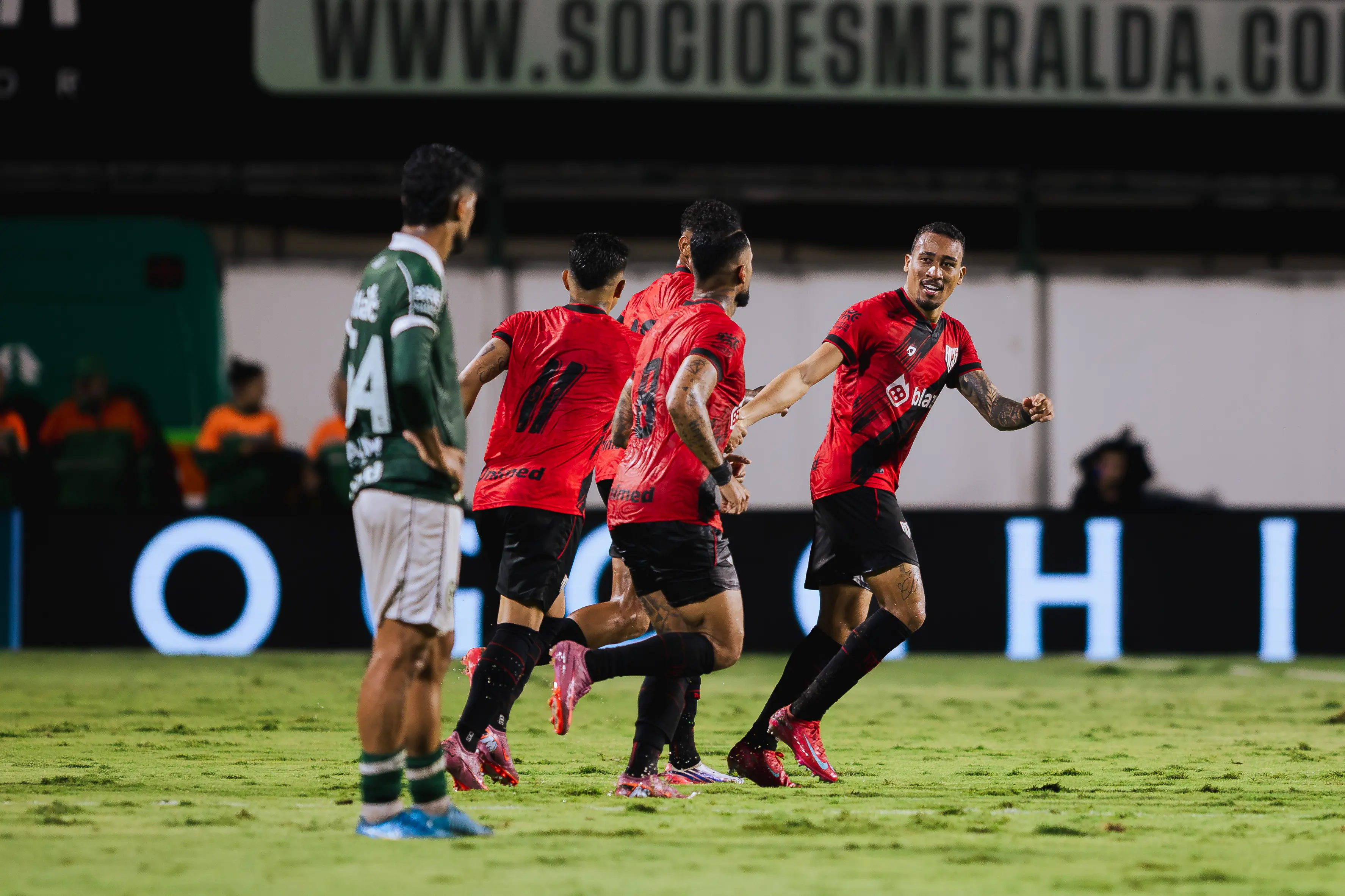 Atlético-GO vence clássico contra o Goiás e entra no G6 da Série B