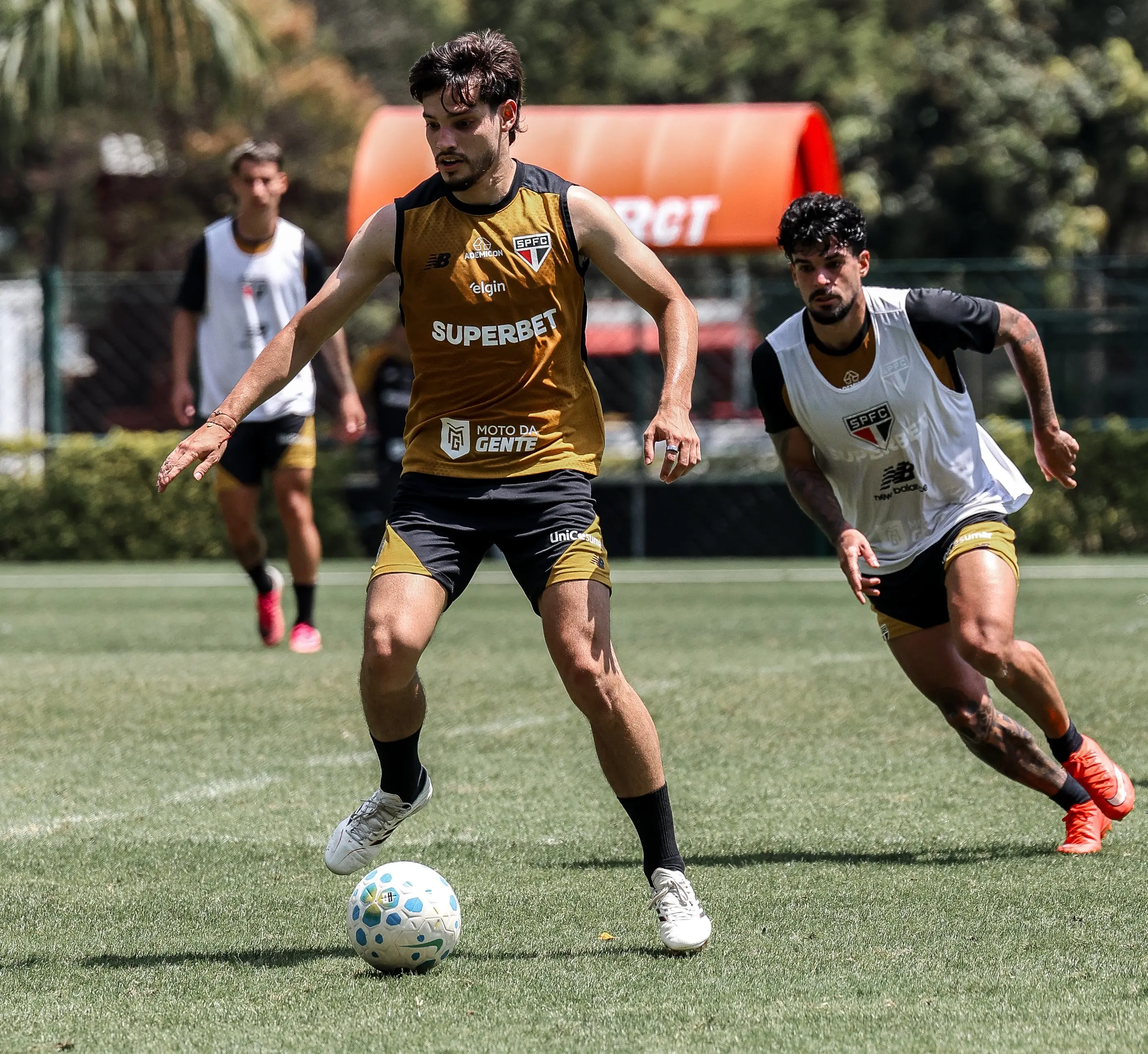 Com dupla, São Paulo abre última semana de treinos para clássico contra o Santos