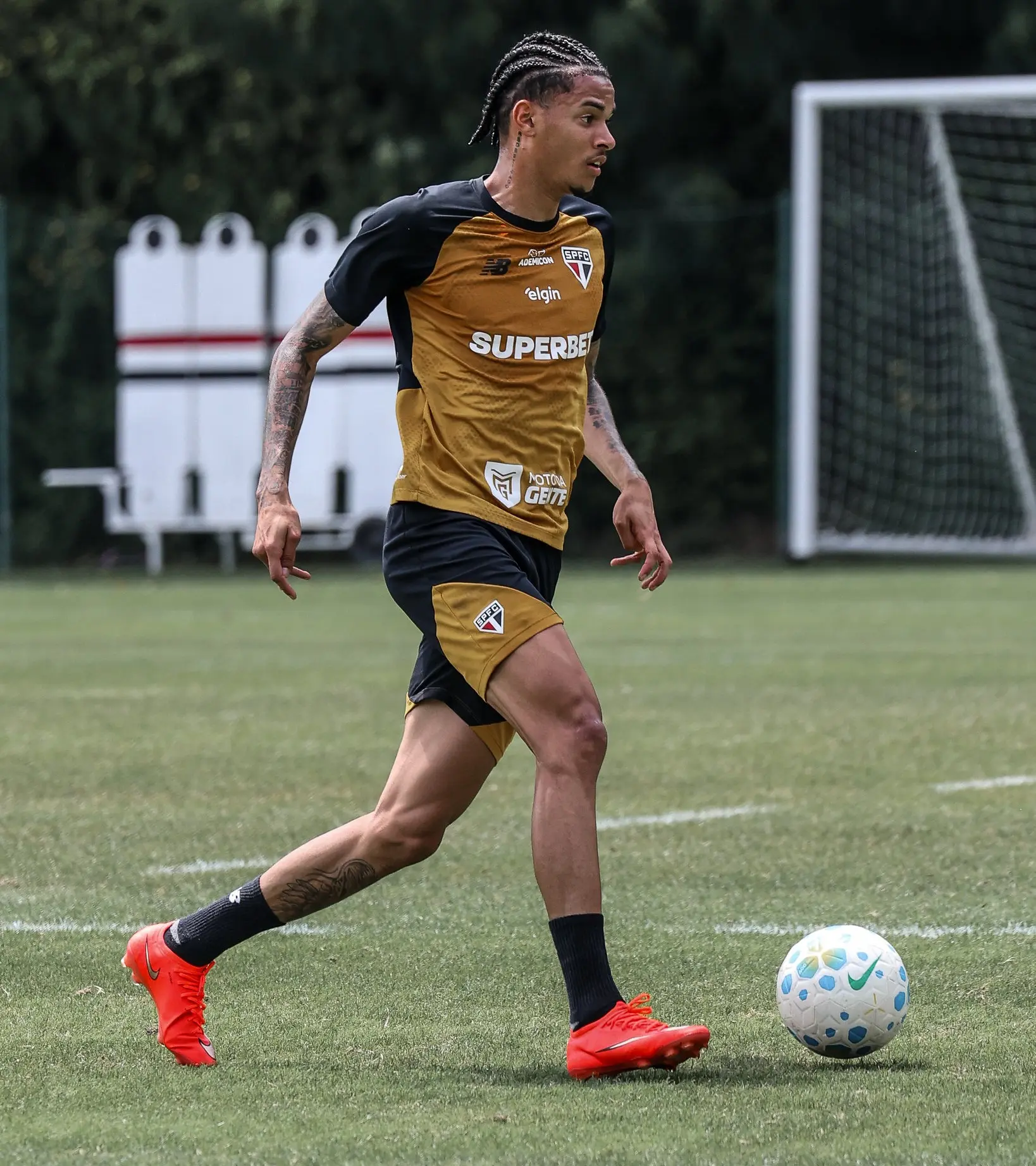 Newton avança em recuperação, e São Paulo segue preparação para clássico contra o Santos