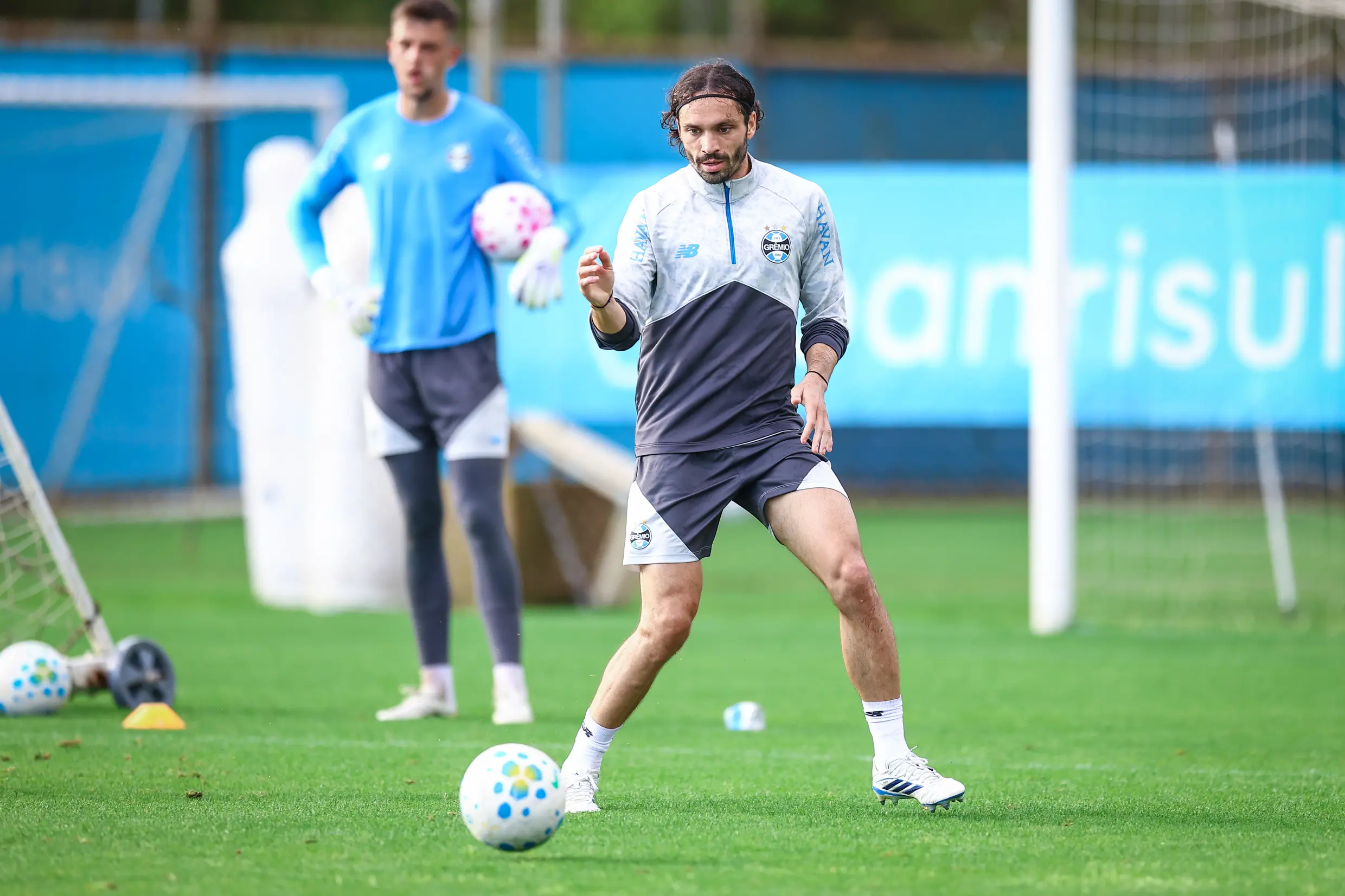 Grêmio intensifica preparação física e técnica sob forte chuva no Sul