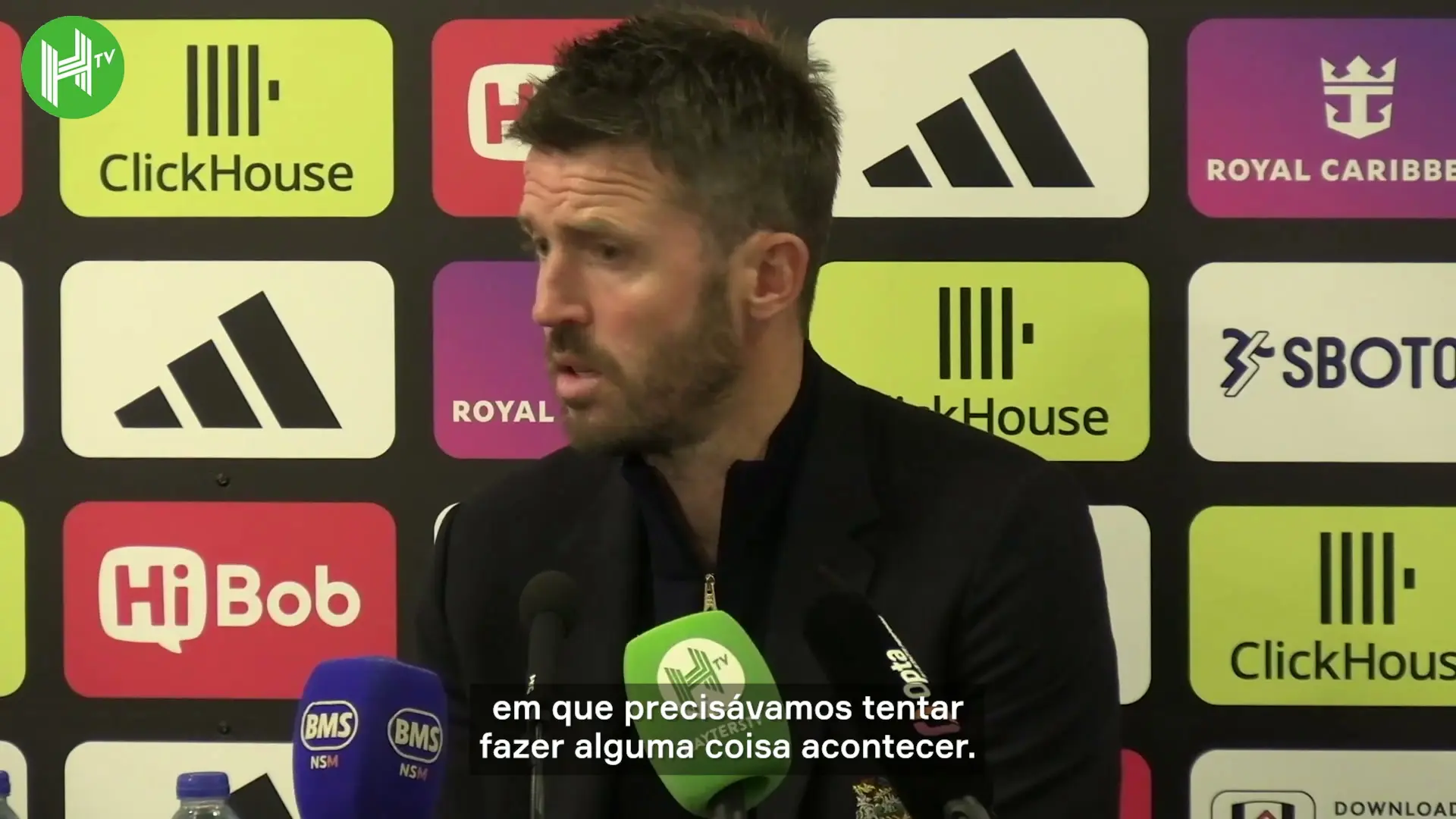Carrick reage às vaias após a substituição de Mainoo