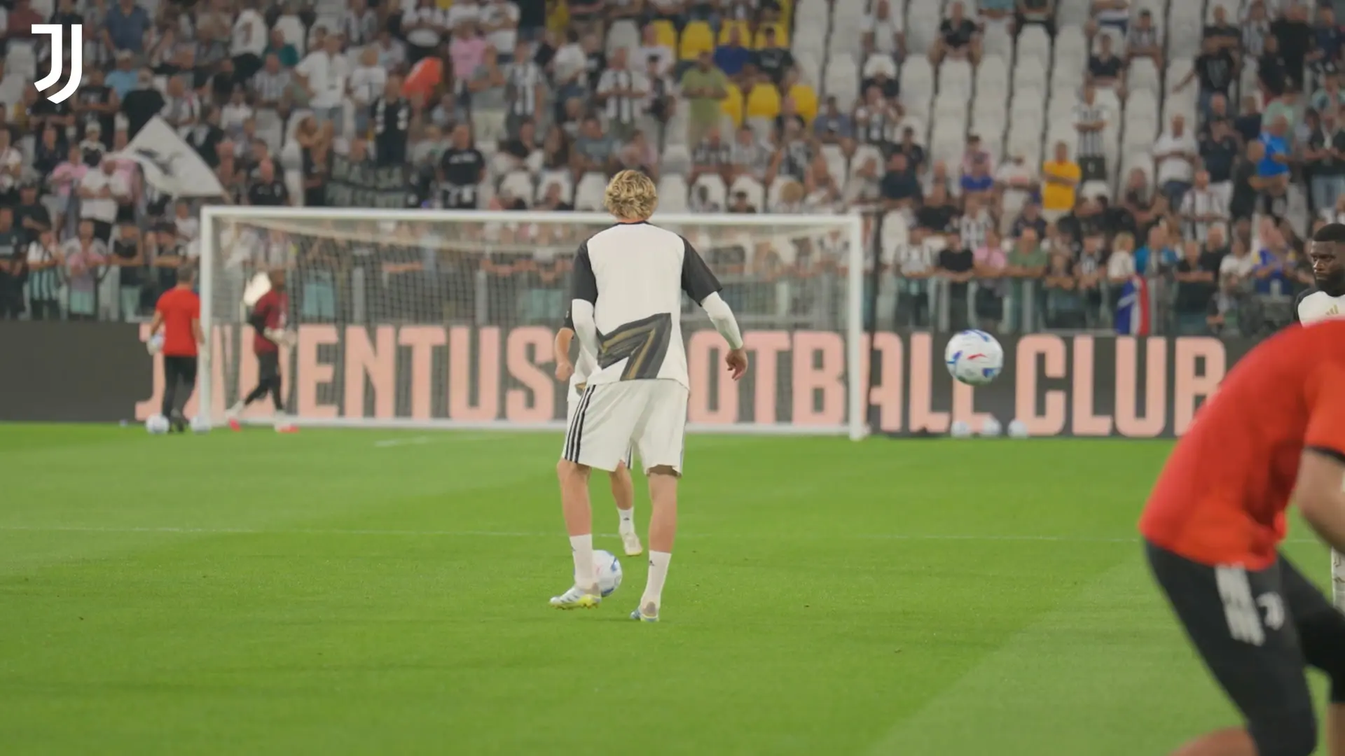 Bastidores: a estreia de Woltemade na Juventus