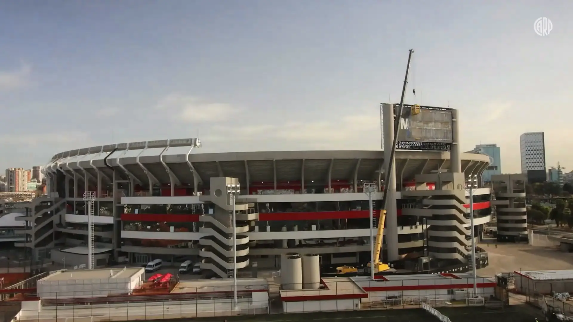 Tela gigante do Monumental é retirada durante as obras de reforma do estádio