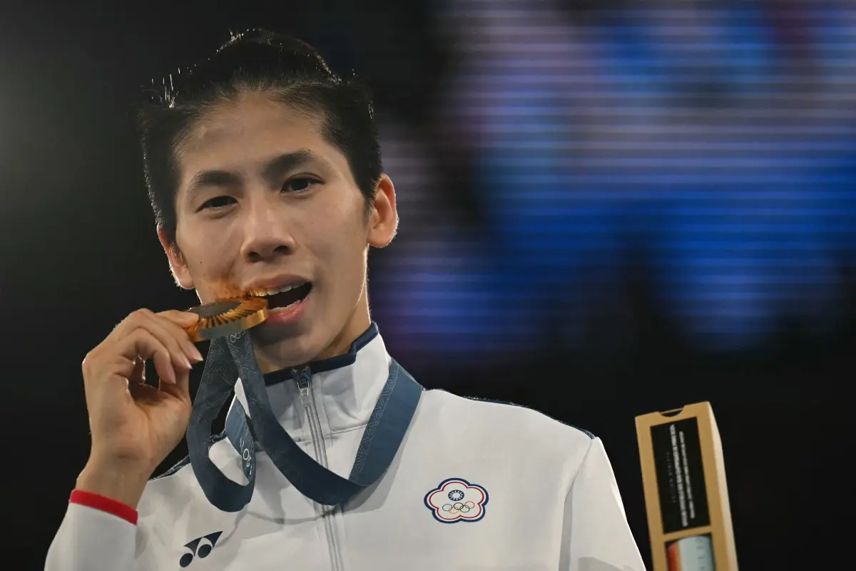 Após polêmica de gênero em Paris, campeã olímpica decide seguir no boxe
