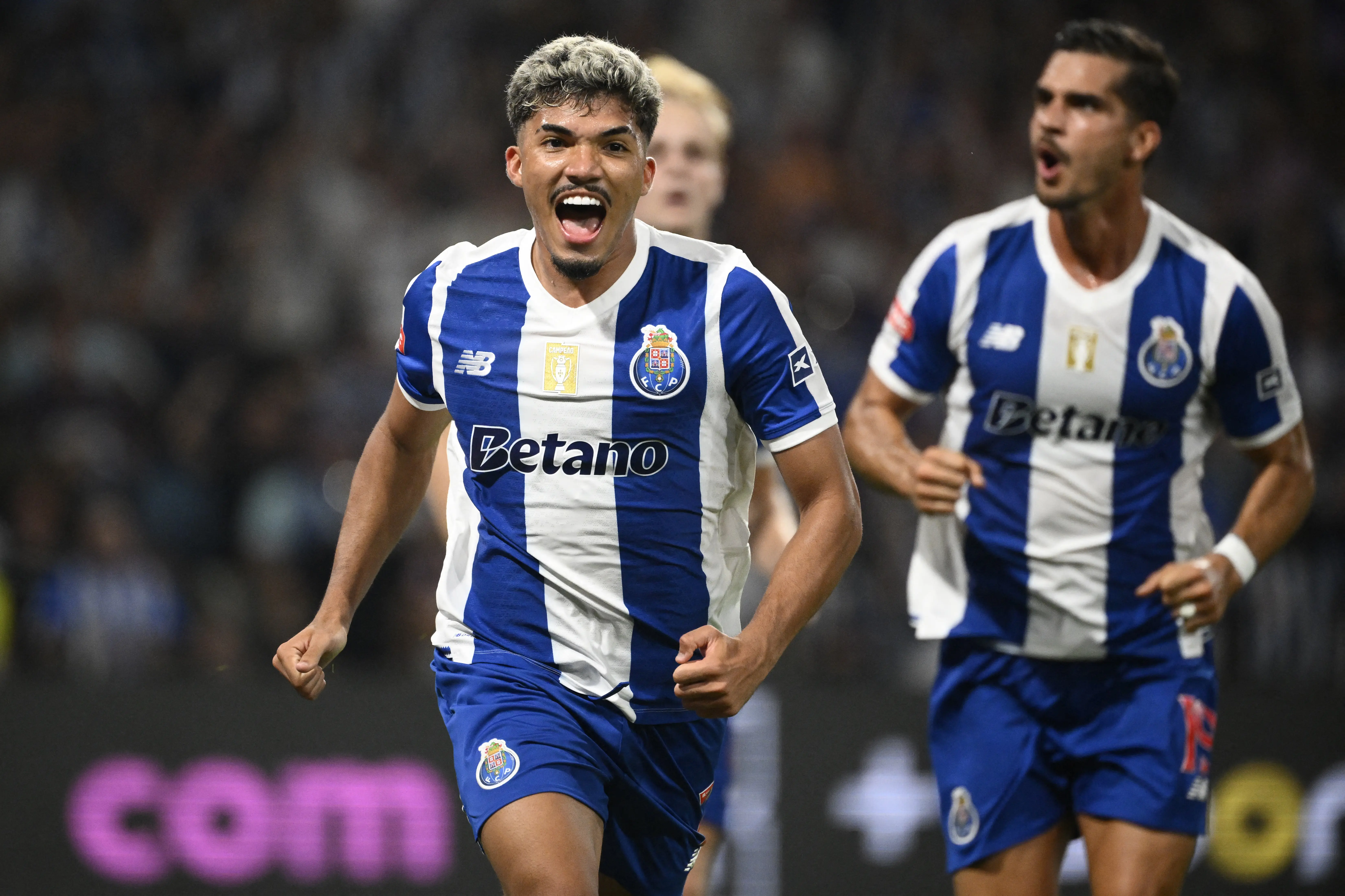 Ex-São Paulo brilha, Porto vira contra o Moreirense e mantém 100% no Português