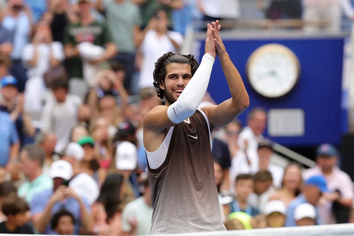 Atual campeão, Alcaraz confirma favoritismo e avança às oitavas do US Open