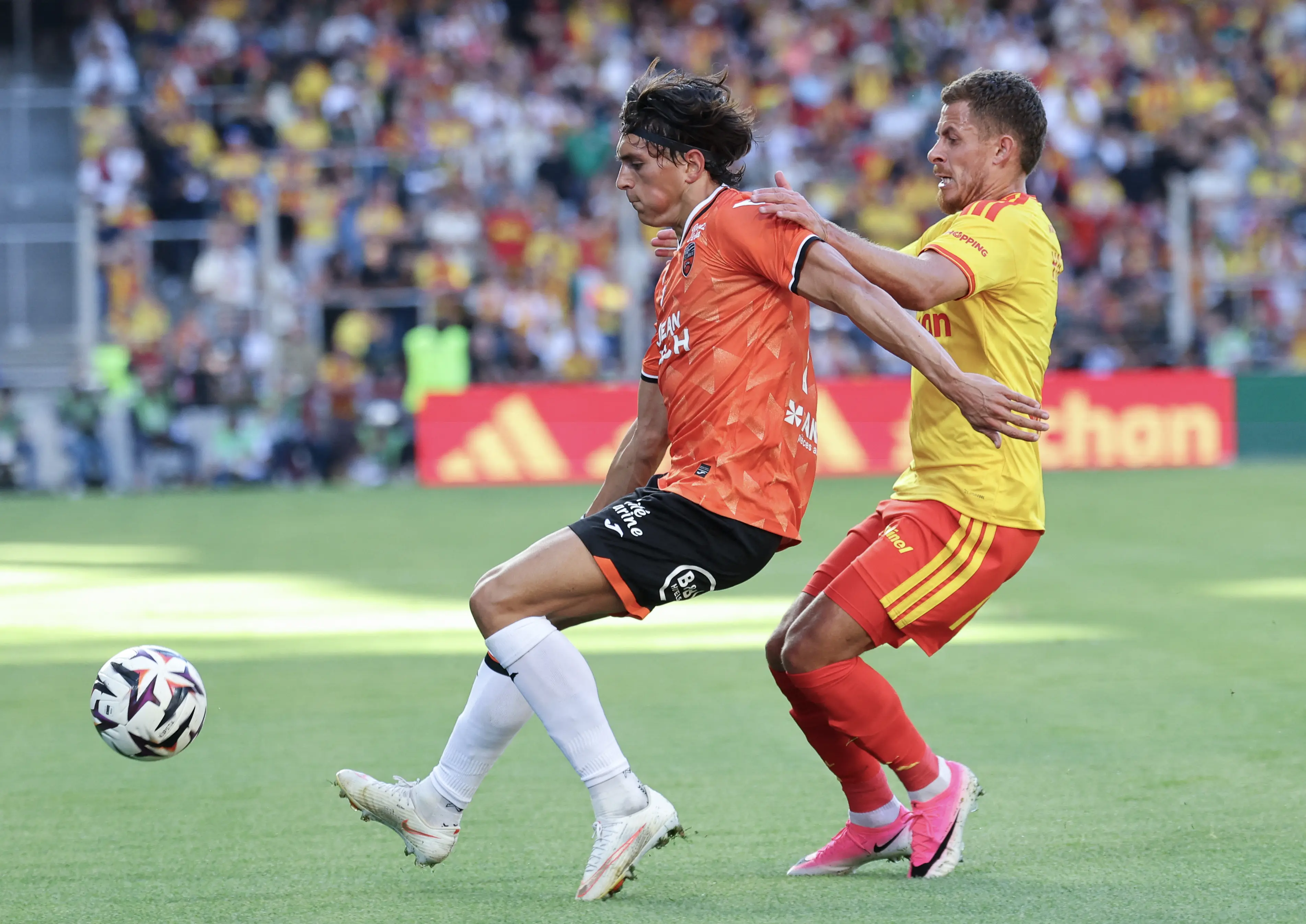 Veja as fotos do confronto entre Lens e Lorient pelo Campeonato Francês