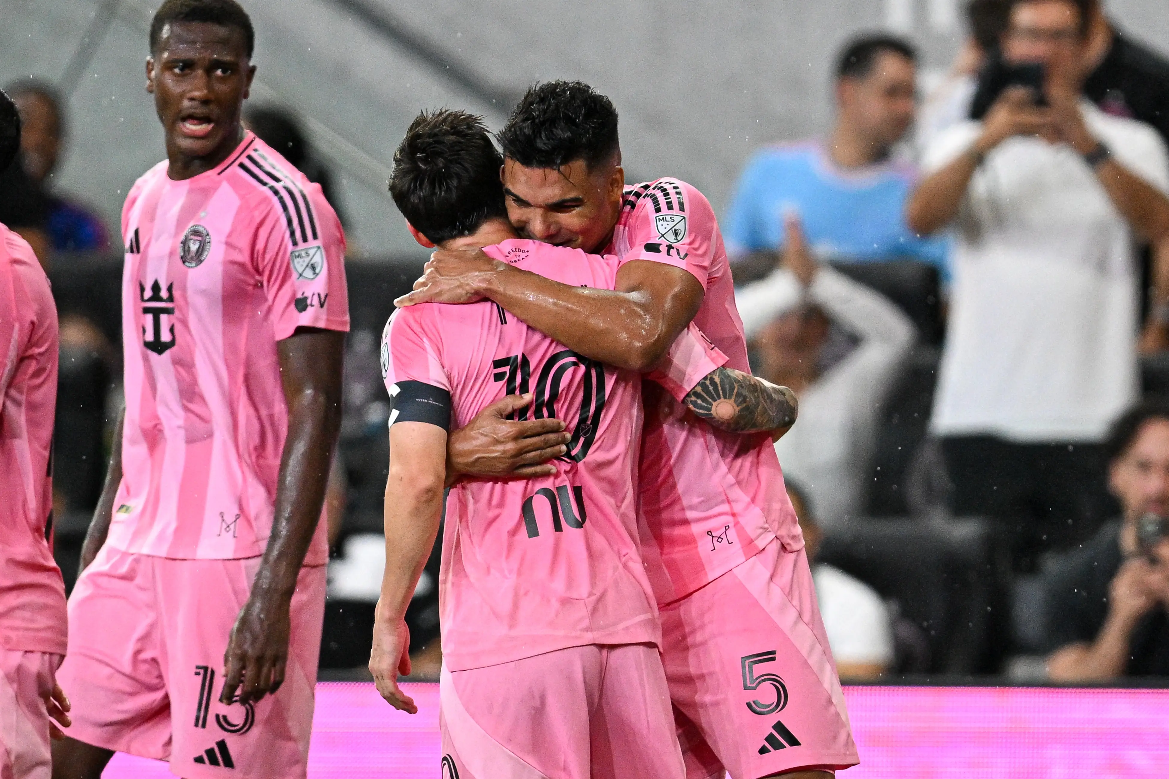 Casemiro marca com passe de Messi, mas Inter Miami cede empate na MLS