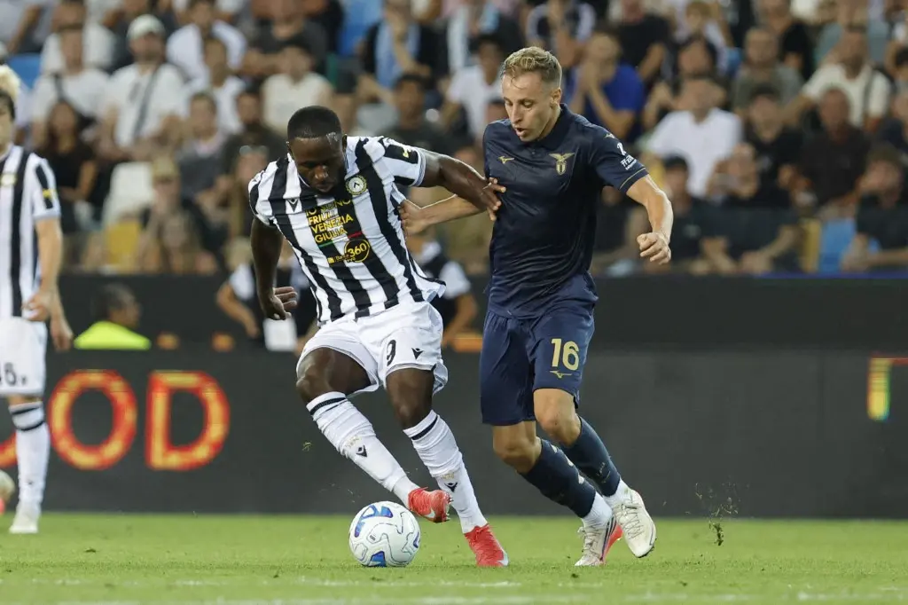 Lazio vira sobre a Udinese e amplia campanha 100% no Italiano
