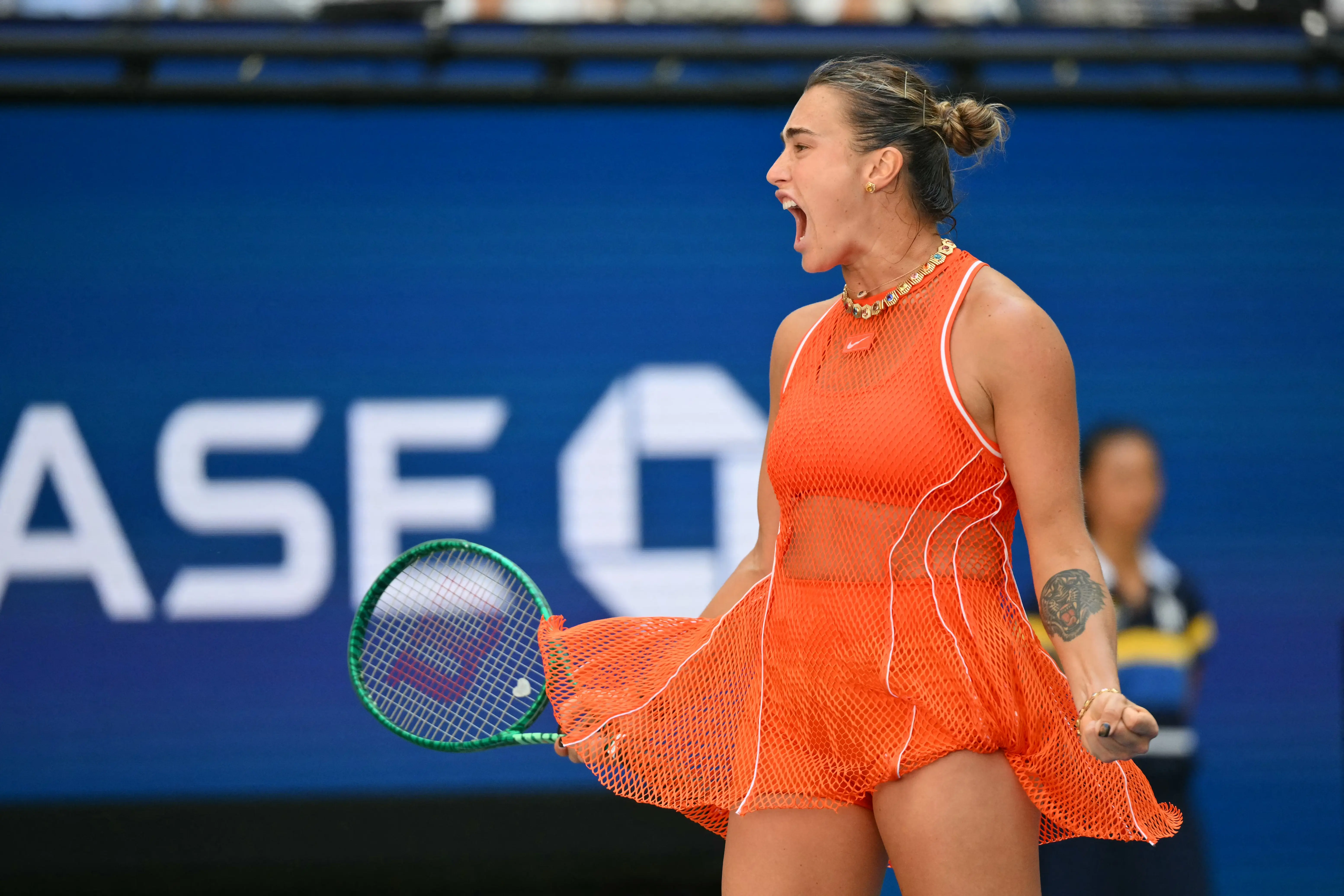Sabalenka sofre, mas supera Noskova e vai à semifinal do US Open