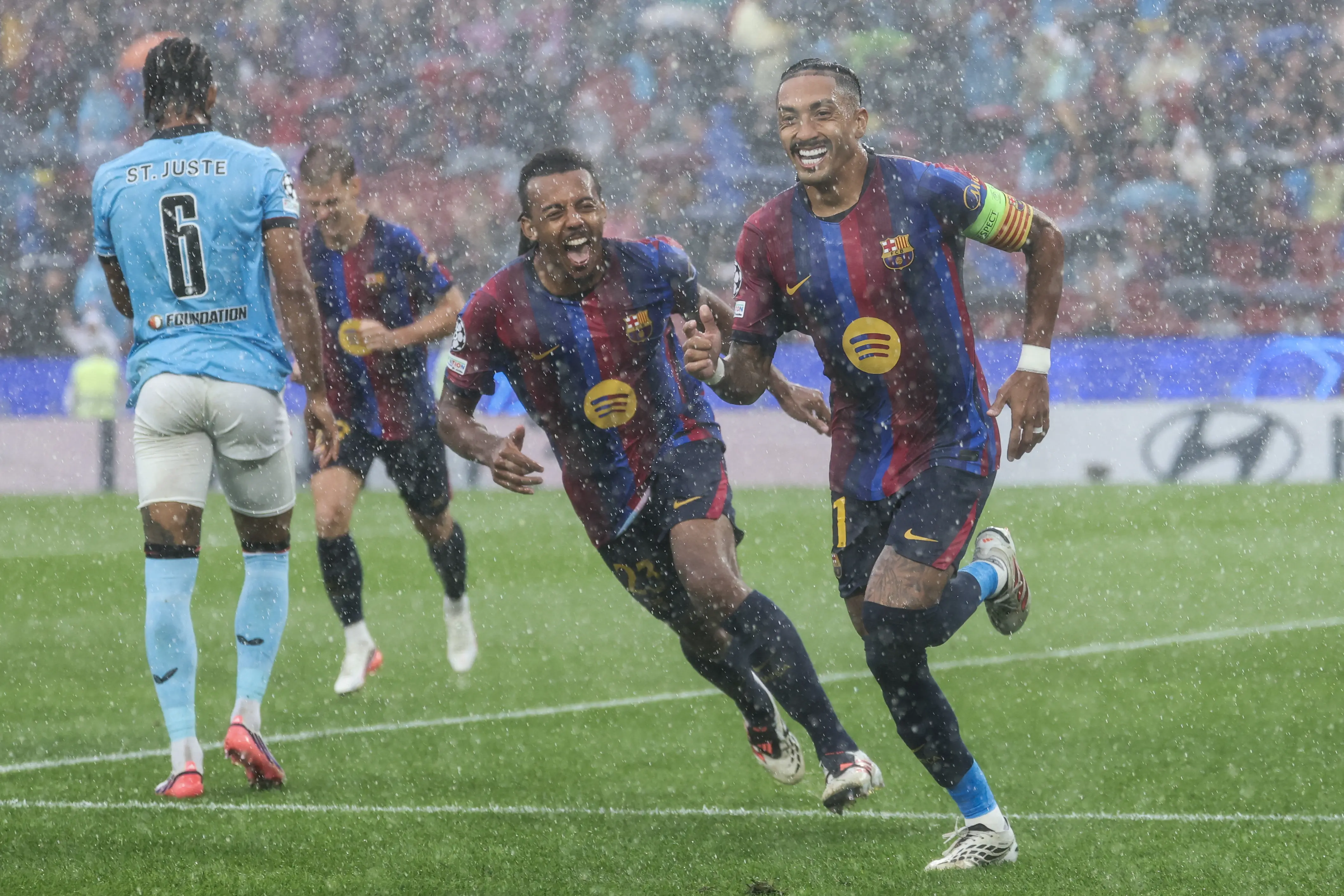 Com dois de Raphinha e um de Jesus, Barcelona goleia Feyenoord e estreia com vitória na Champions