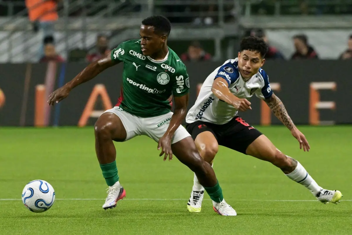 Boa chance do Palmeiras! Arias finaliza forte e goleiro da LDU faz grande defesa