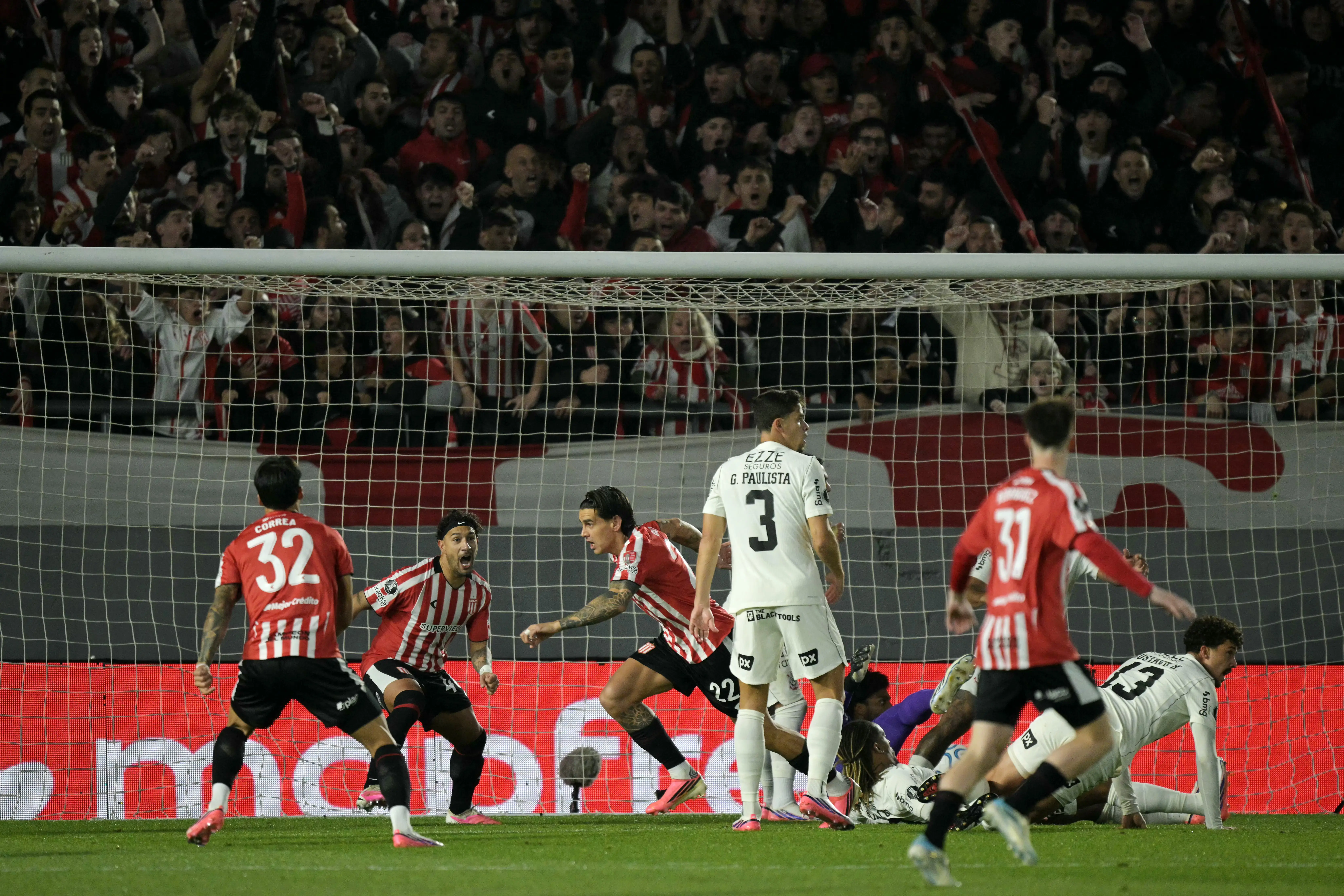 Estudiantes aproveita rebote de Hugo Souza e marca contra o Corinthians; veja
