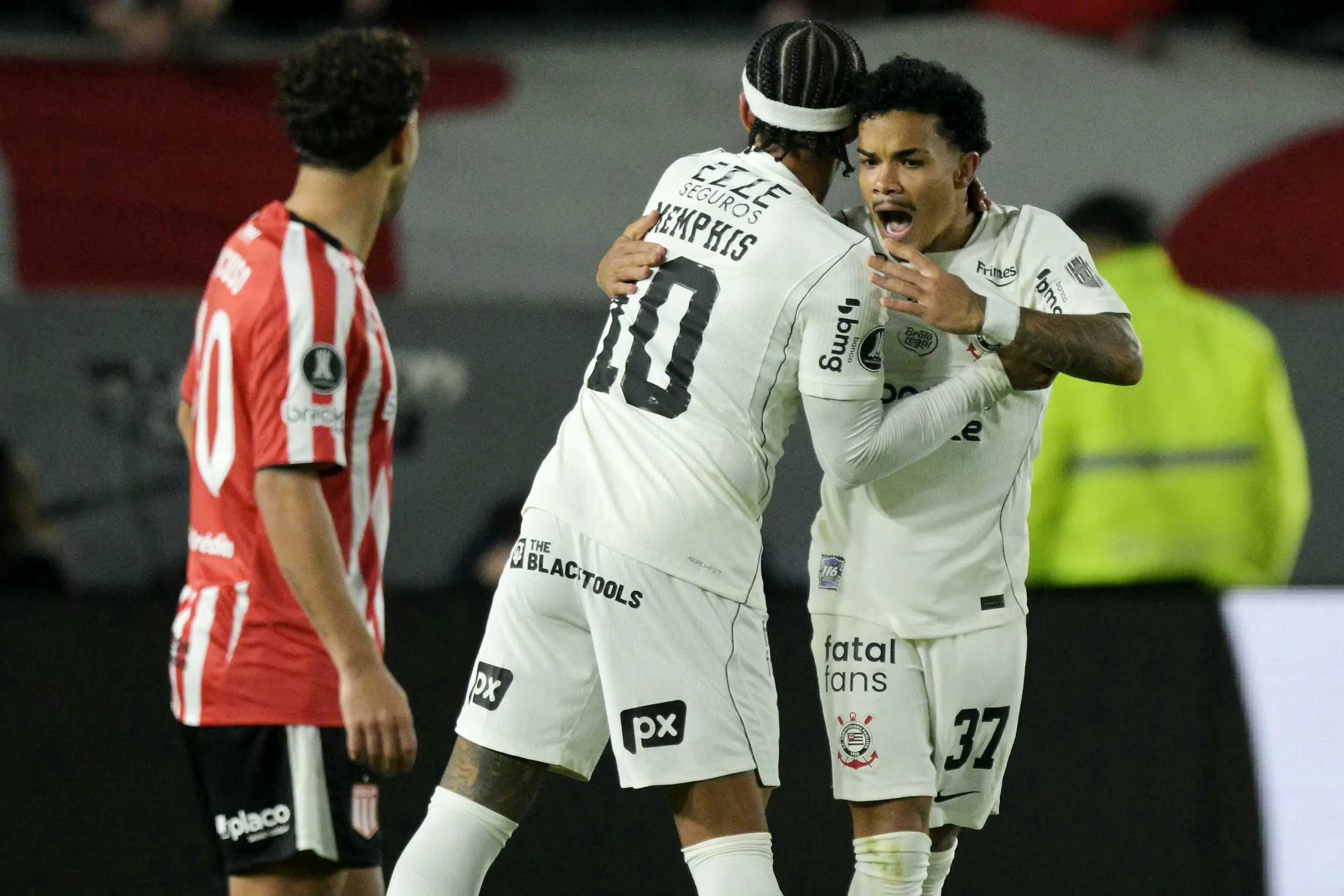 Kaio César recebe de Garro e finaliza com muita categoria