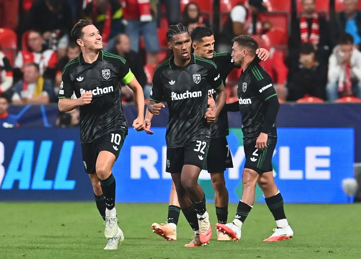 Com um a mais, Lens vira no fim sobre o Slavia Praga na Champions