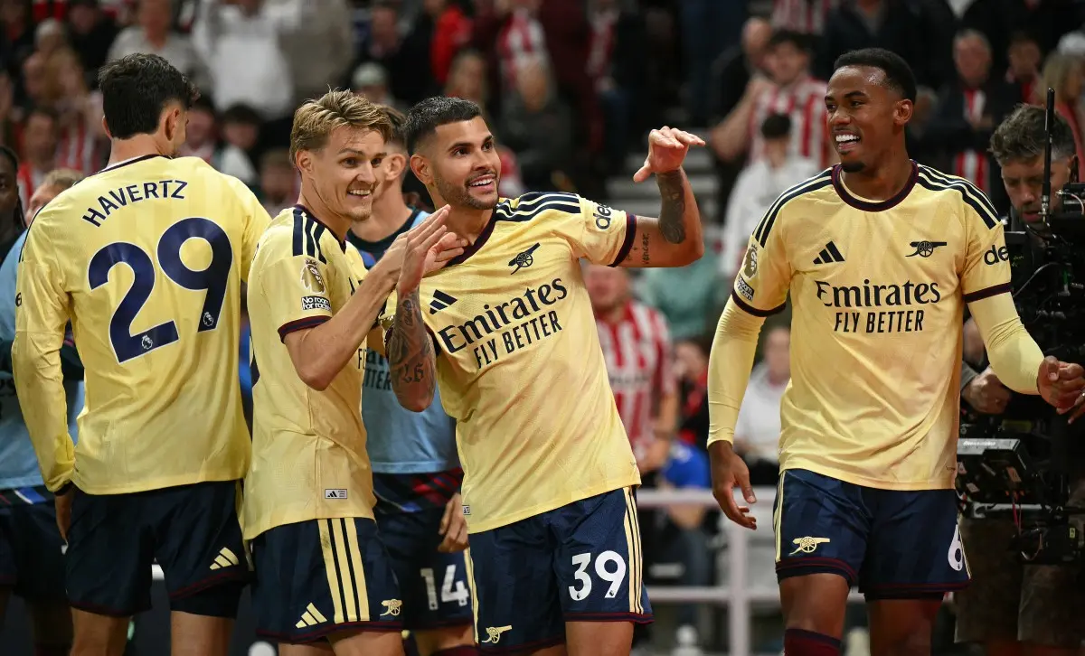 Bruno Guimarães marca, e Arsenal mantém 100% de aproveitamento no Inglês