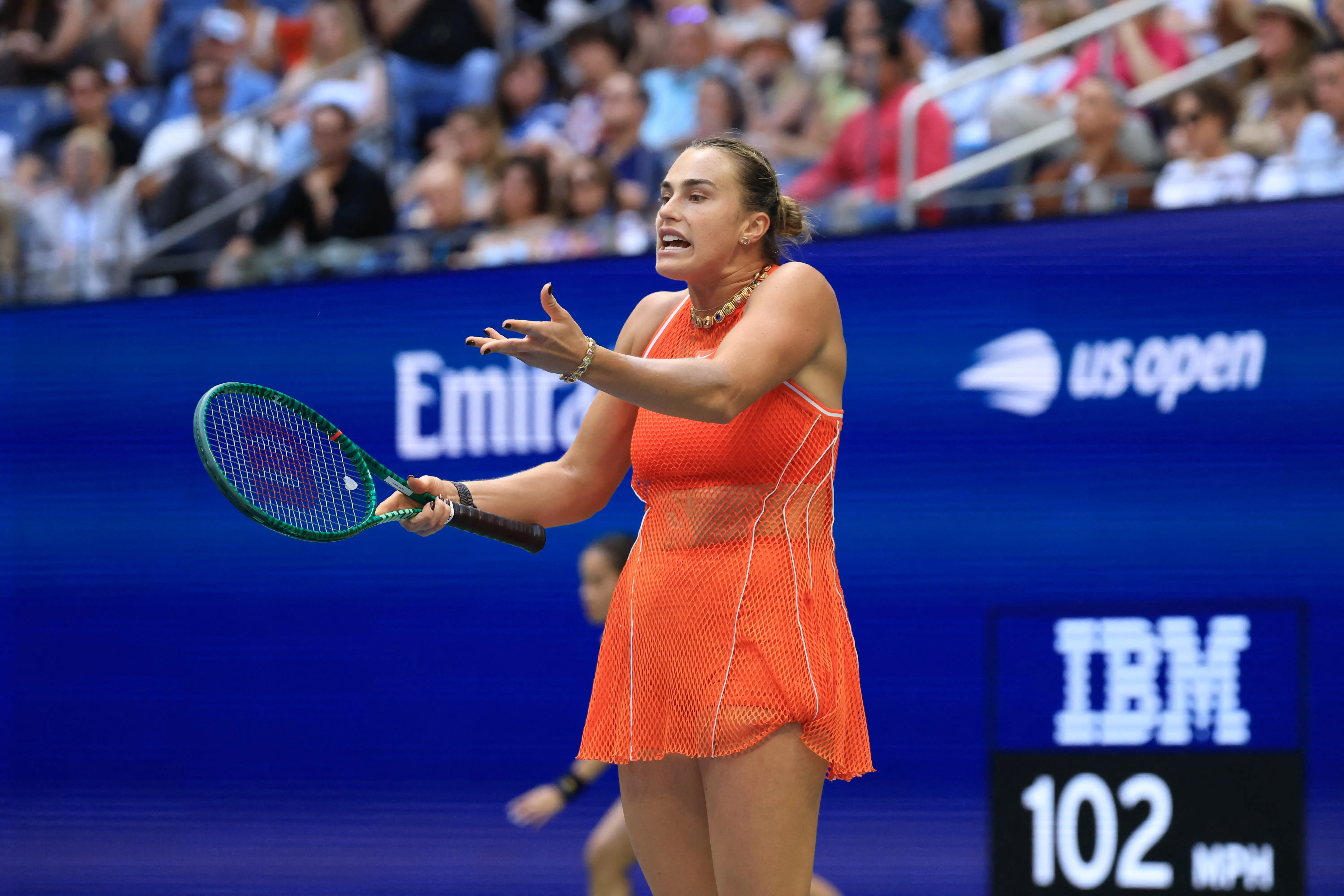 Sabalenka se irrita após derrota para Rybakina e quebra raquetes no US Open