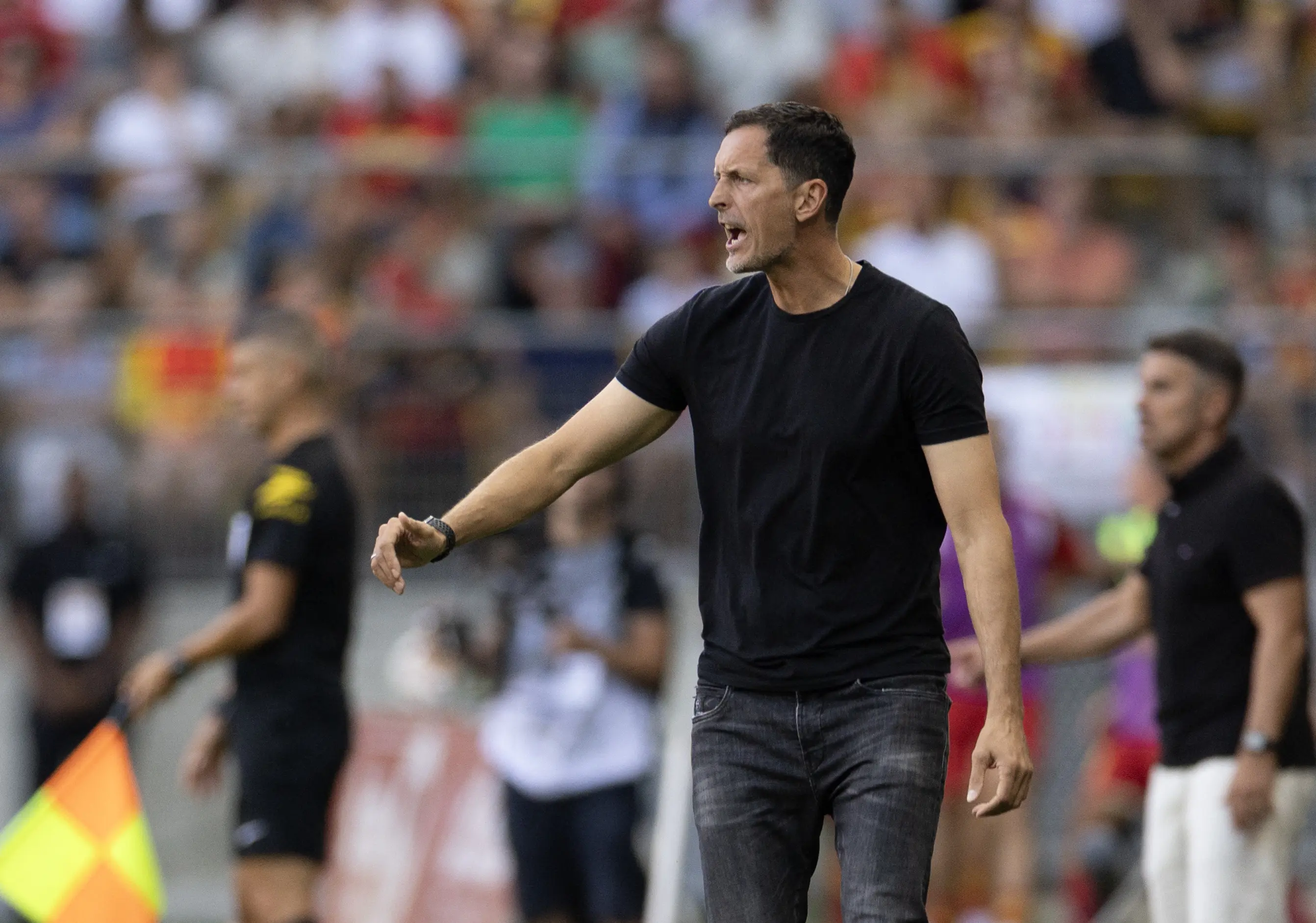 Lens demite técnico Dino Toppmöller após seis jogos