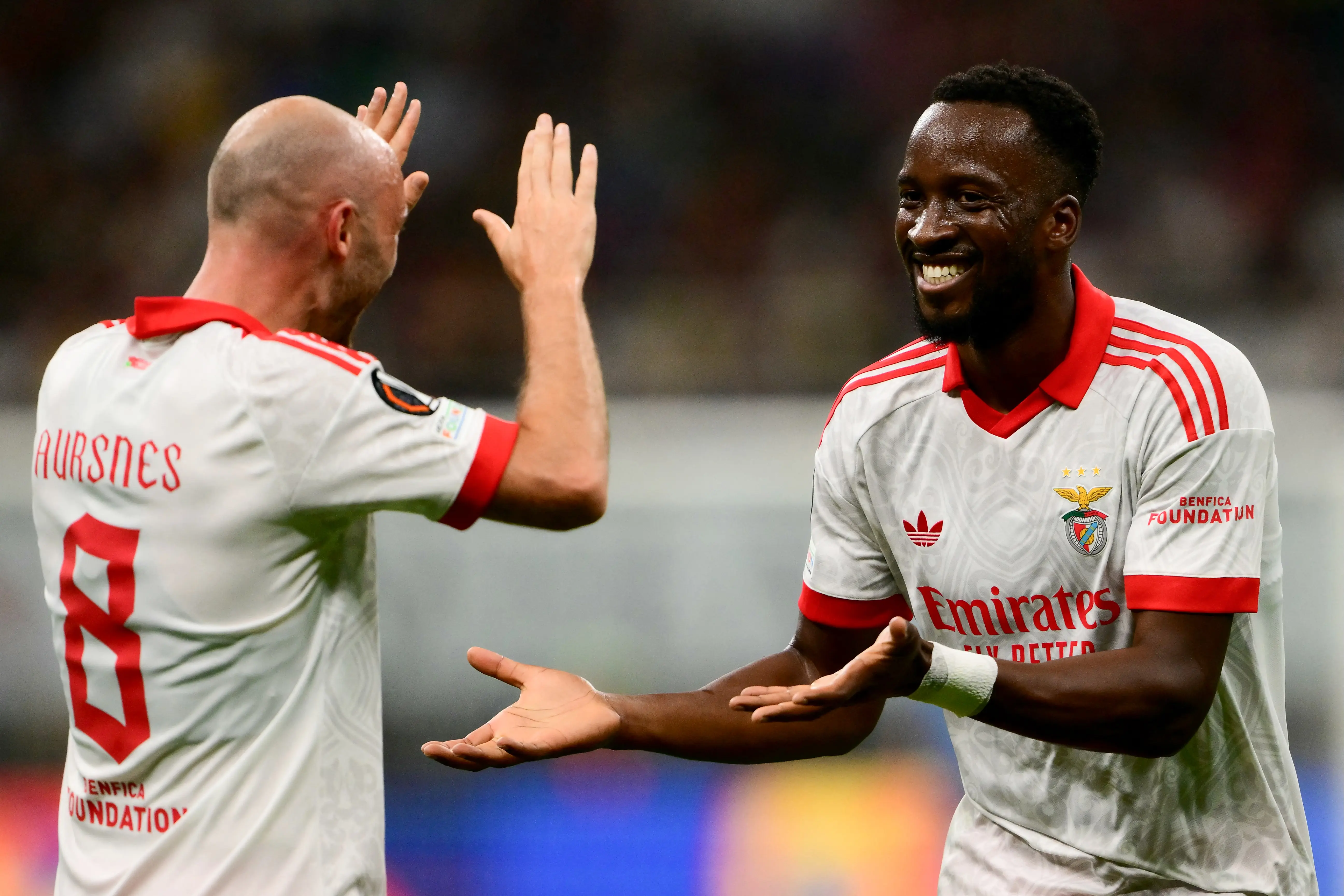 Benfica bate Milan na Itália e estreia com vitória na Liga Europa