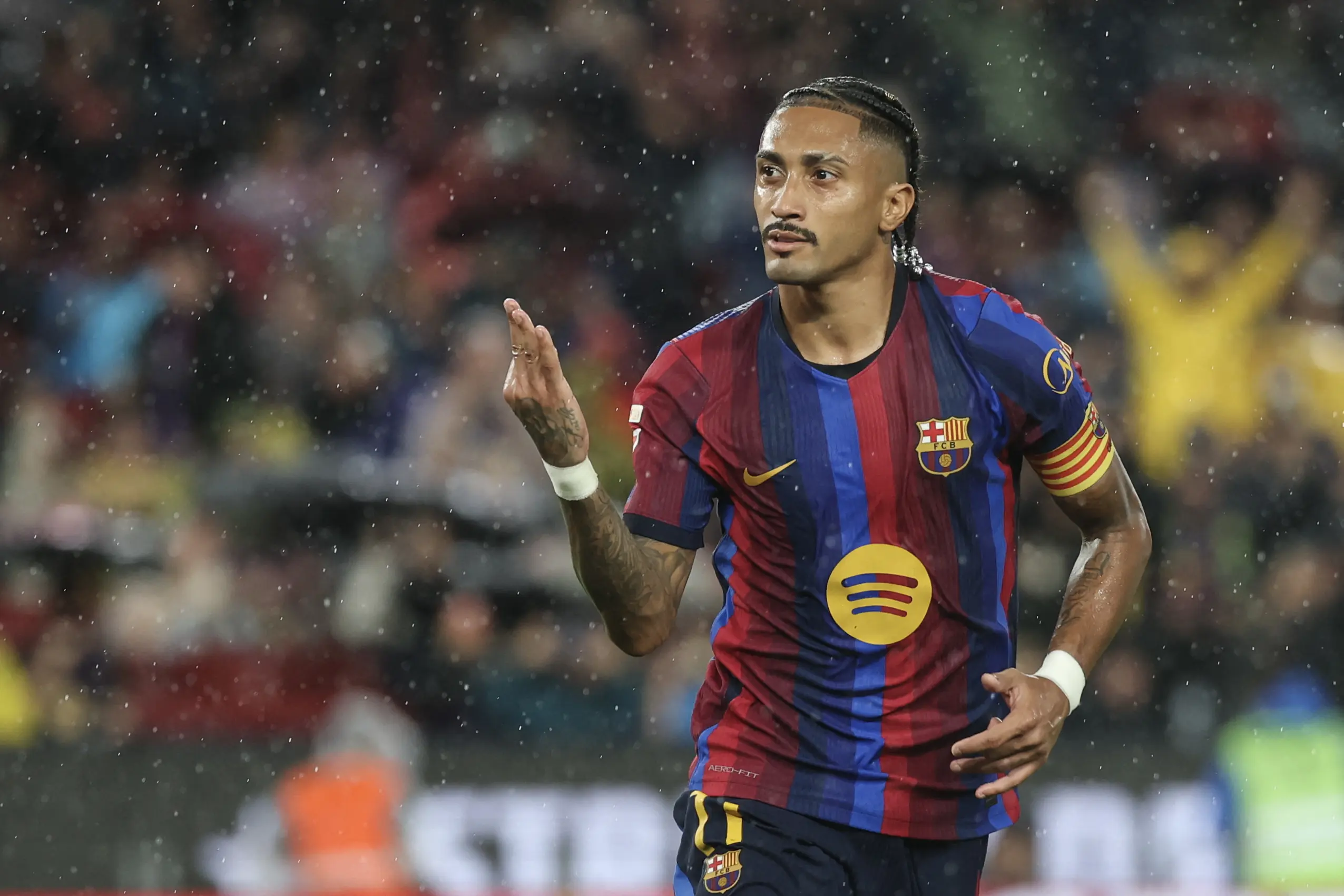 Com três de Raphinha, Barcelona faz sete no Racing e segue 100% no Espanhol