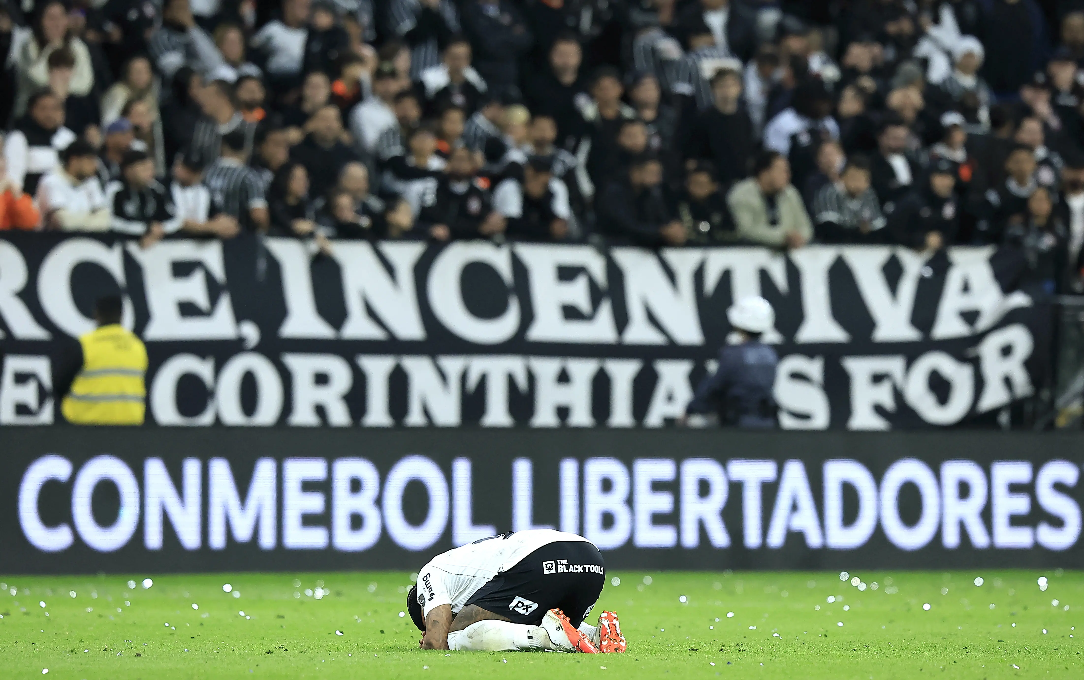 Memphis é xingado em Itaquera e vê relação com a torcida do Corinthians abalada