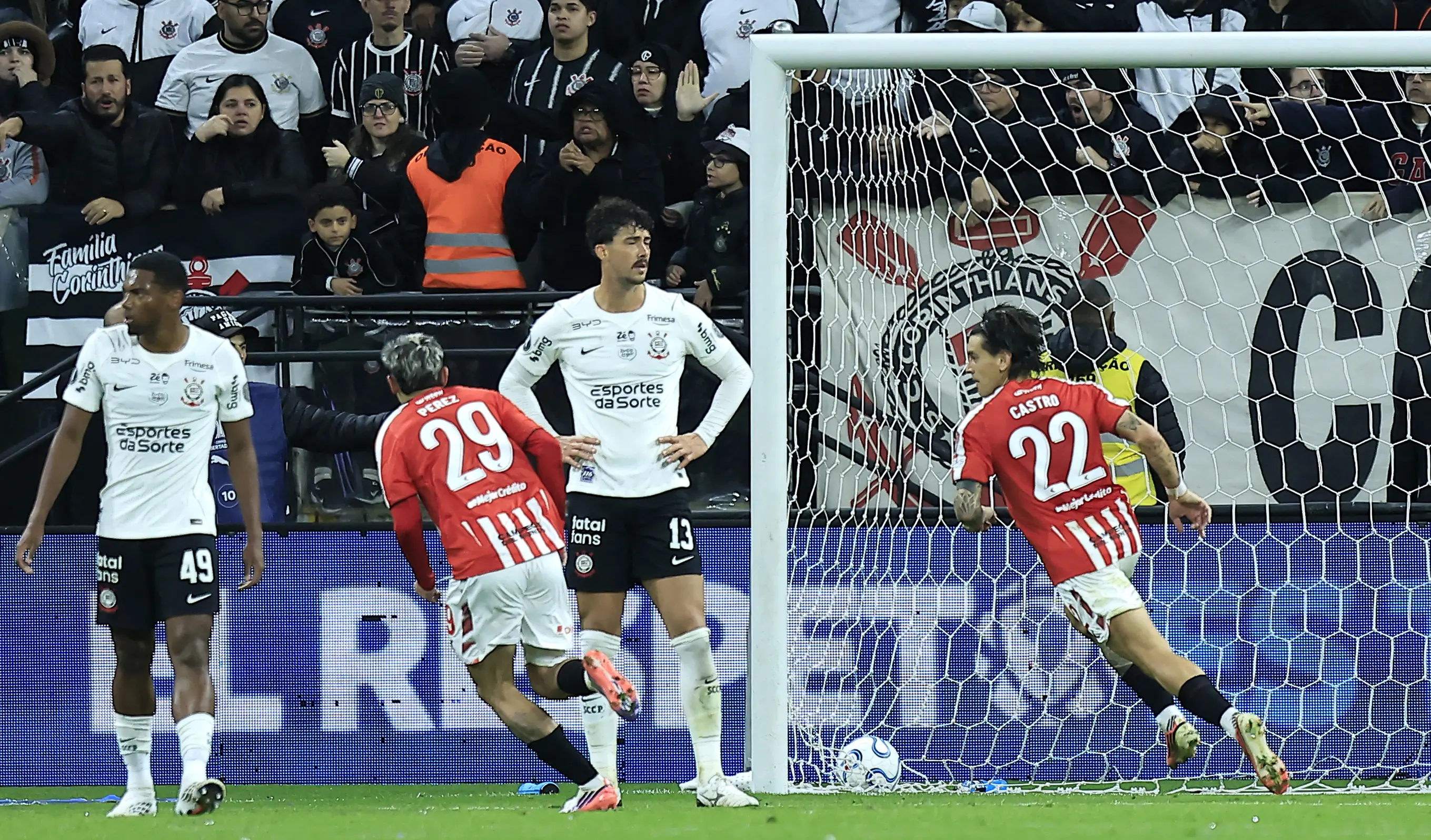 Gustavo Henrique lamenta queda do Corinthians na Libertadores: “Noite para esquecer”