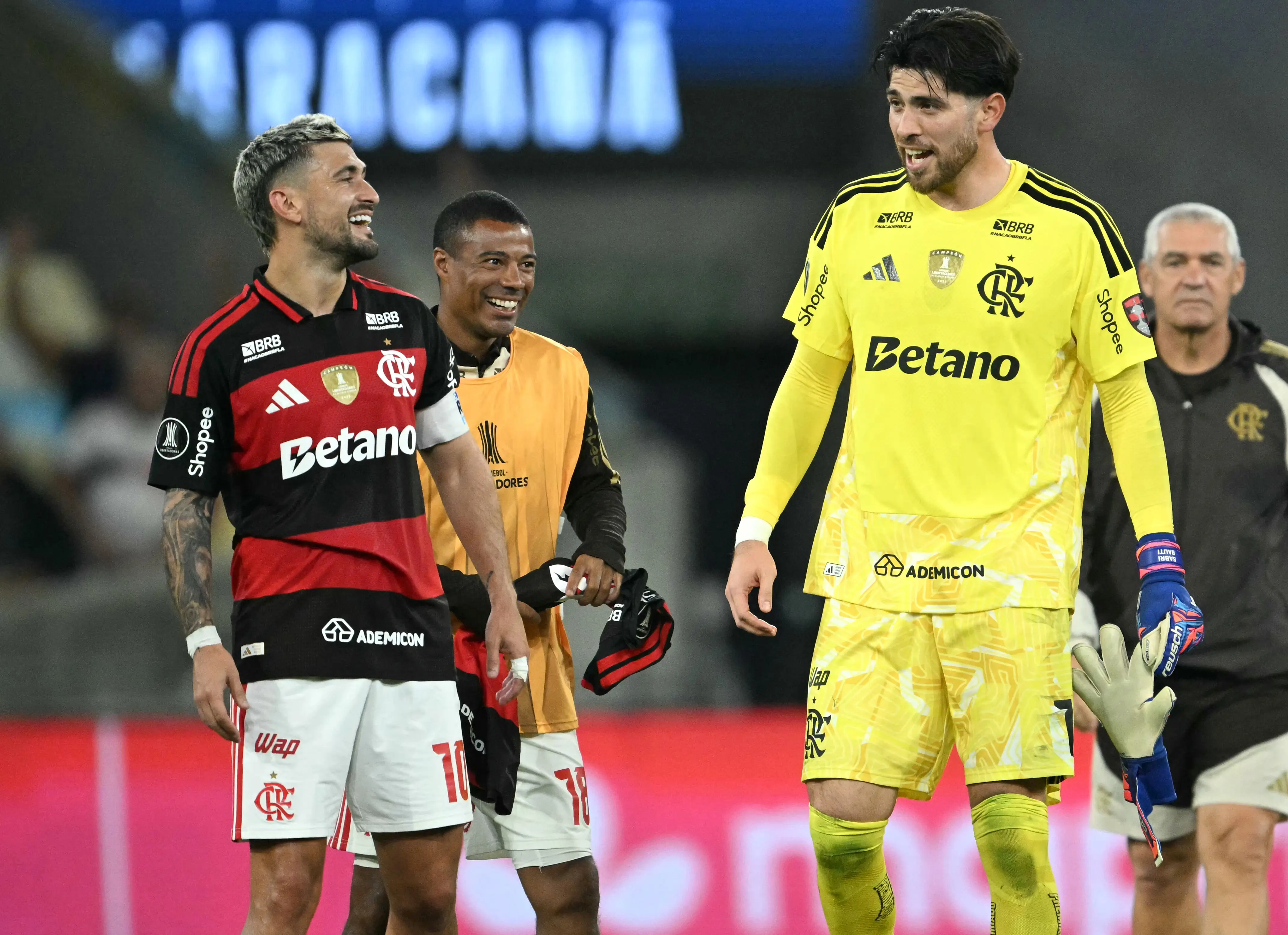 Autor de gol do Flamengo, Arrascaeta critica campo do Maracanã: “Cada vez pior”