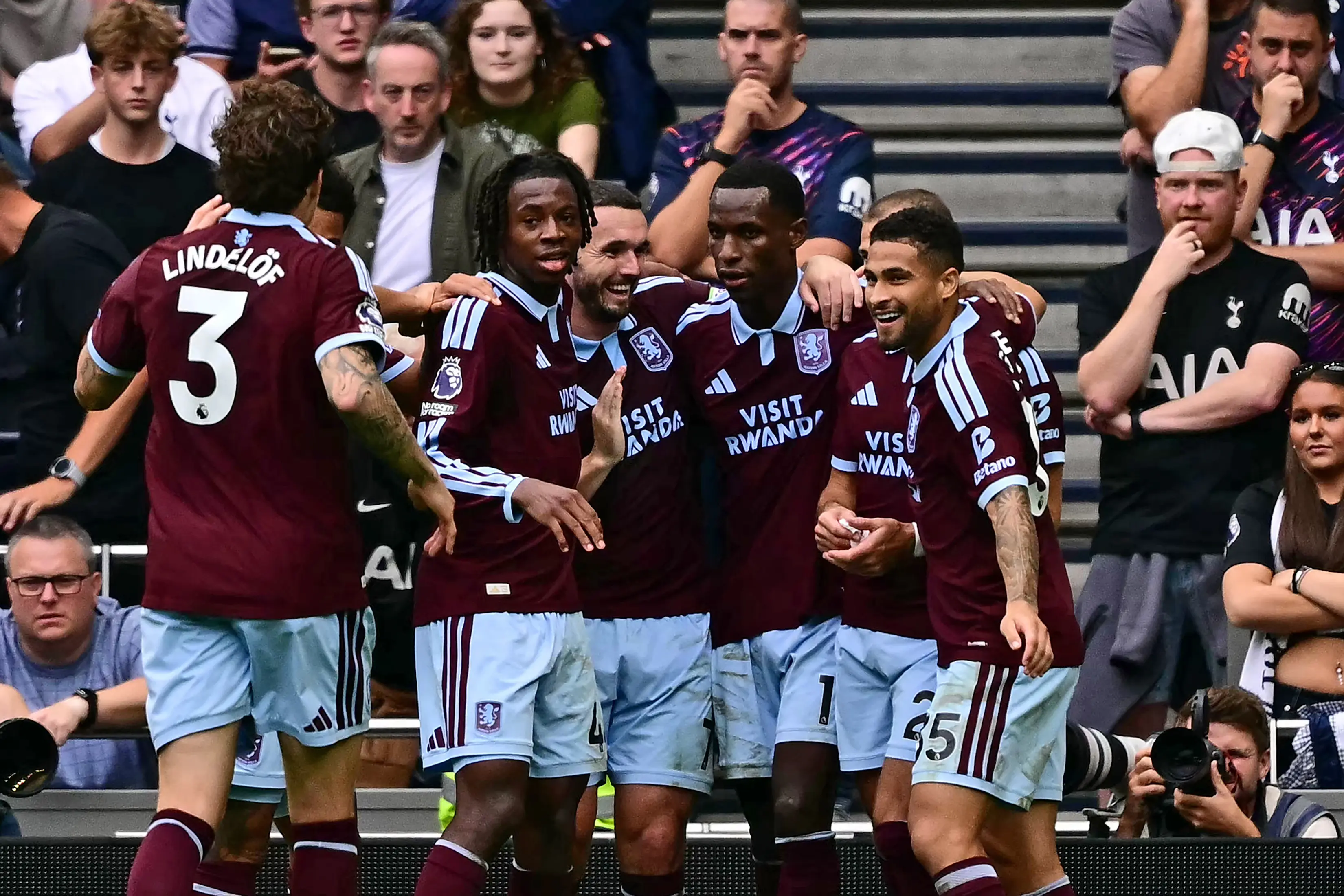 Com golaços, Aston Villa bate o Tottenham e vence a primeira no Campeonato Inglês