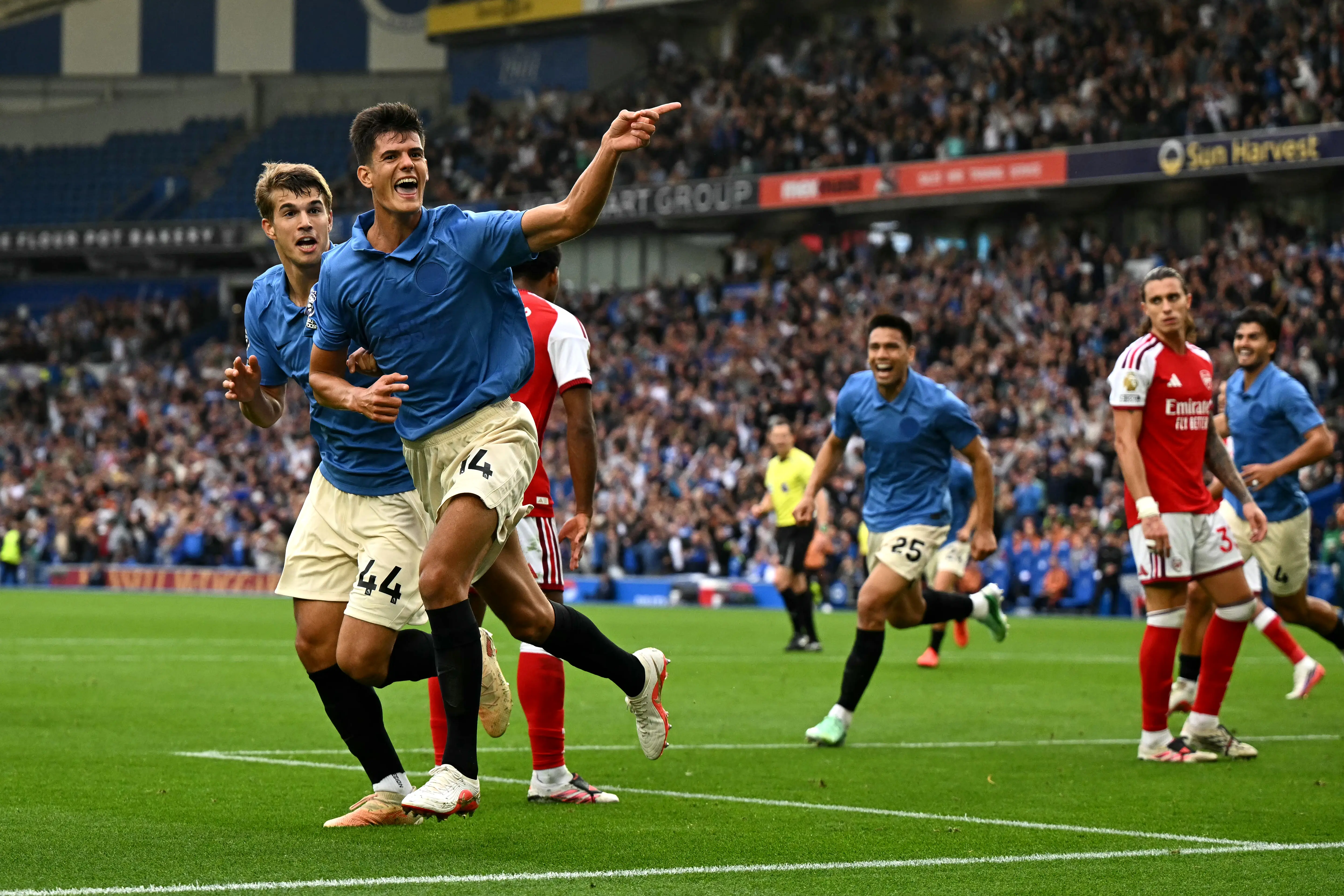 Arsenal é atropelado pelo Brighton, sofre primeira derrota na temporada e perde a liderança do Inglês