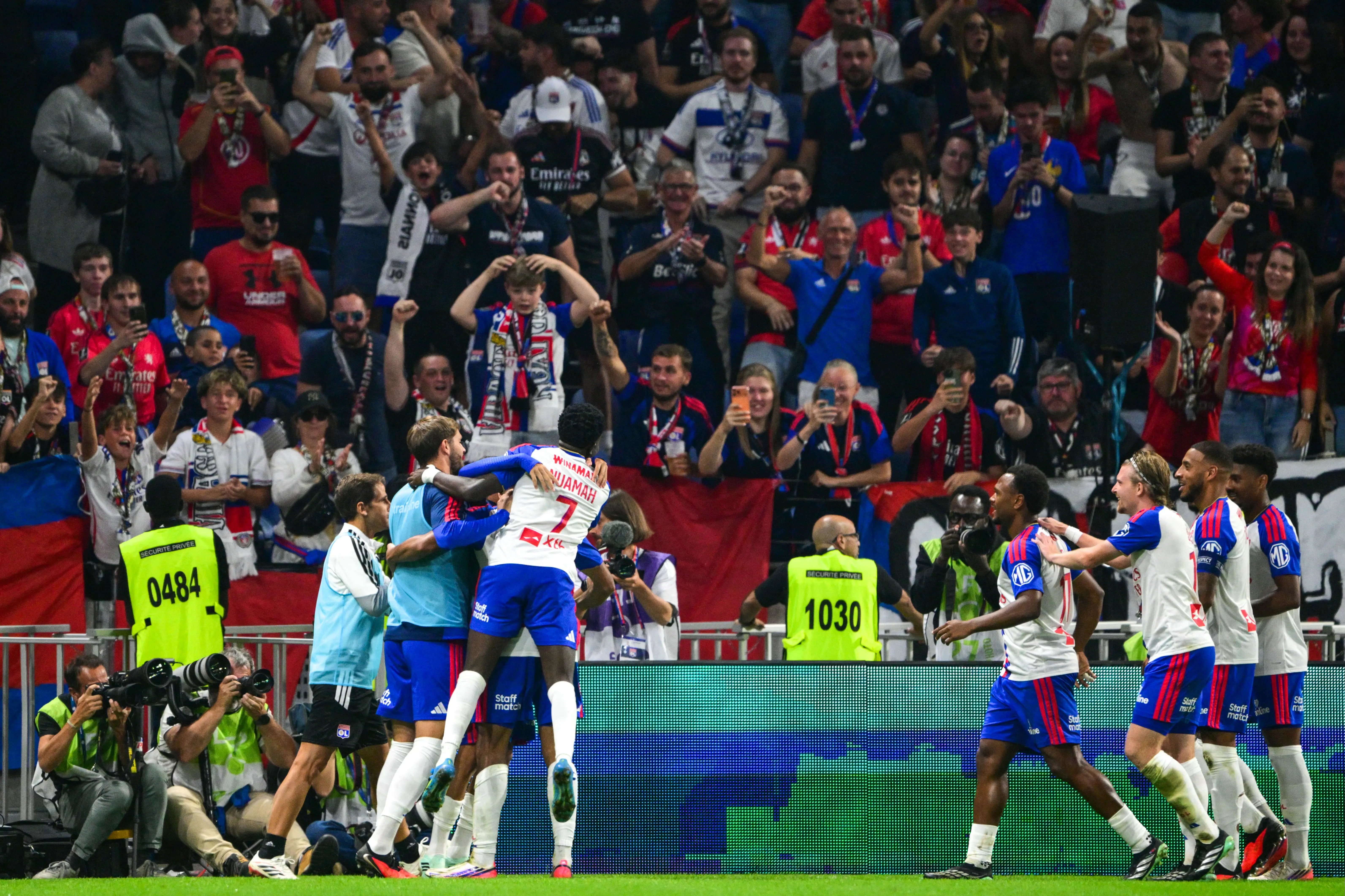 Lyon goleia o Rennes e sobe para a vice-liderança do Campeonato Francês