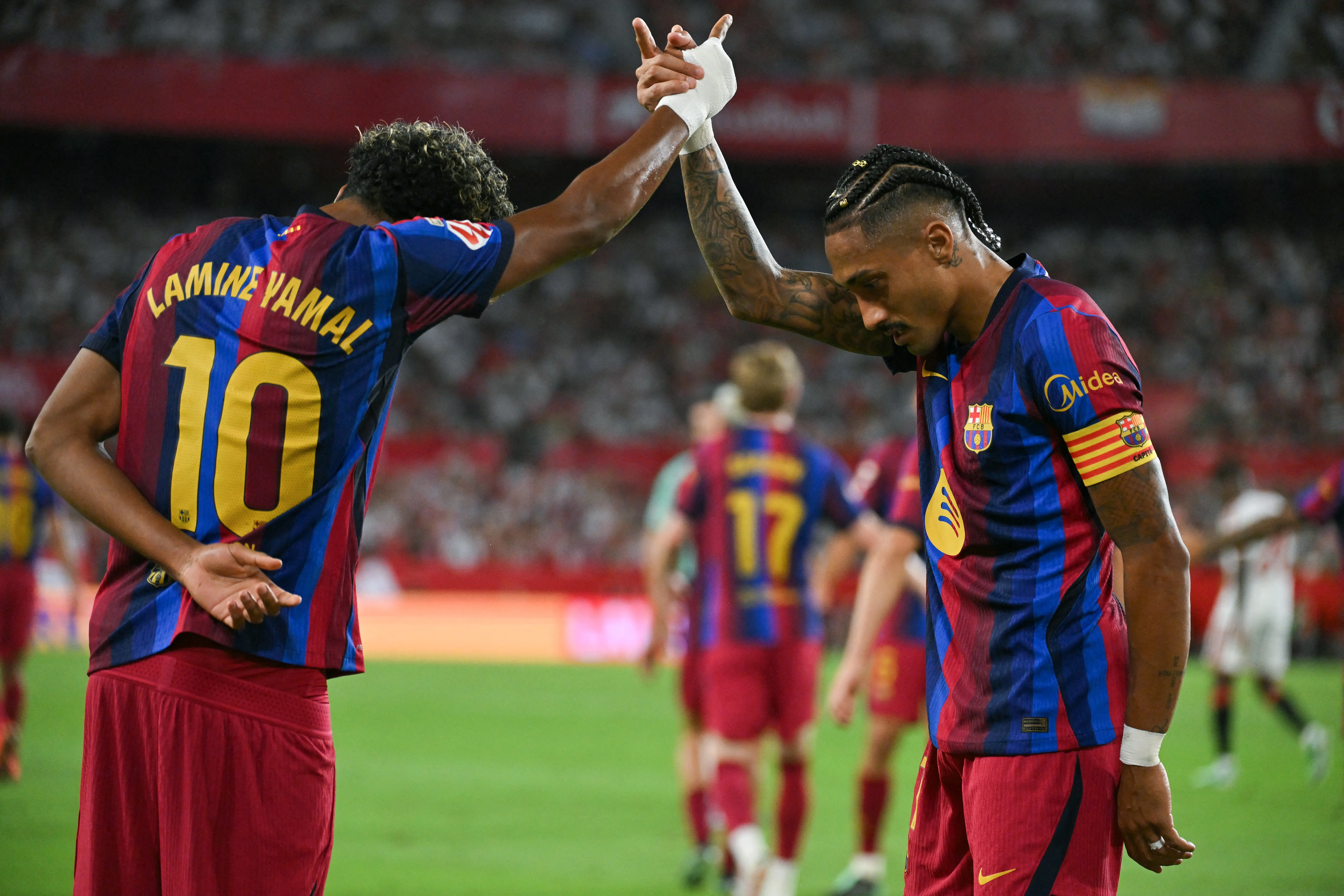 Com hat-trick de Raphinha, Barcelona vence Sevilla e segue 100% no Espanhol