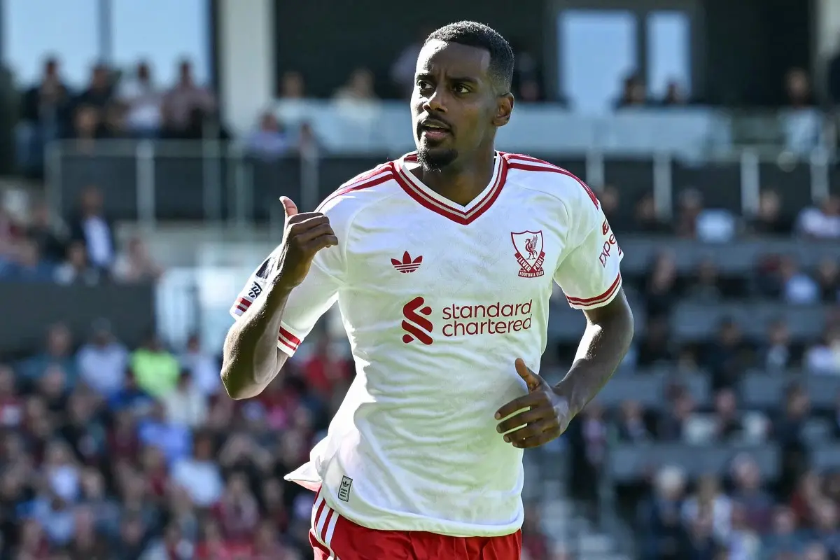 Liverpool vence Bournemouth com gol de Isak e segue invicto no Inglês
