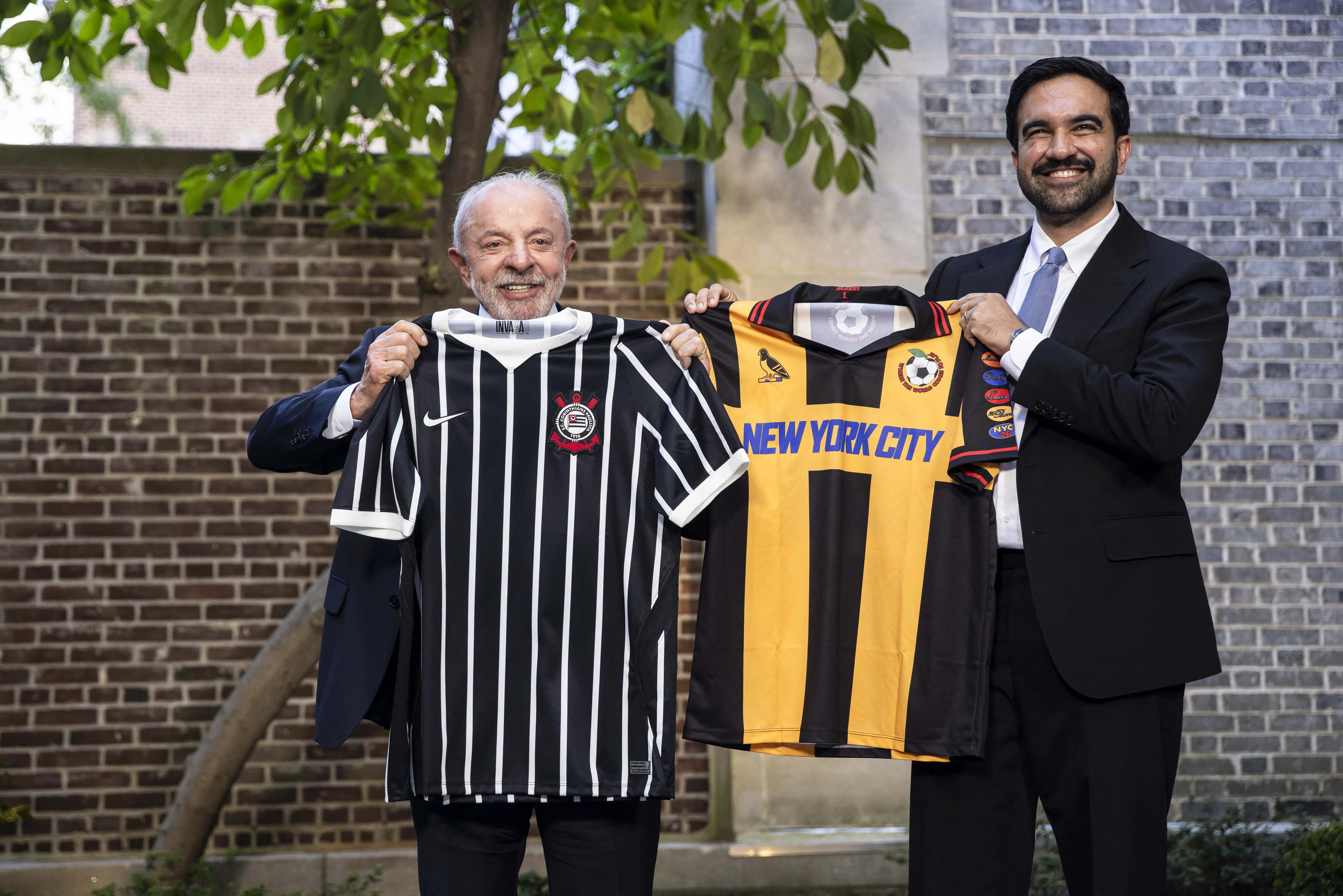 Lula presenteia prefeito de NY com camisa do Corinthians