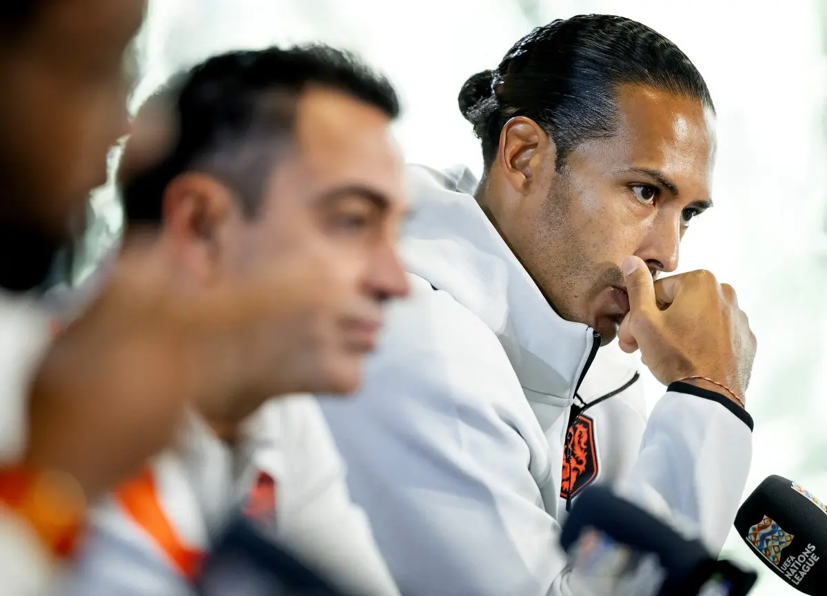 Van Dijk nega influência em mudança tática na Holanda e discute com jornalista em entrevista