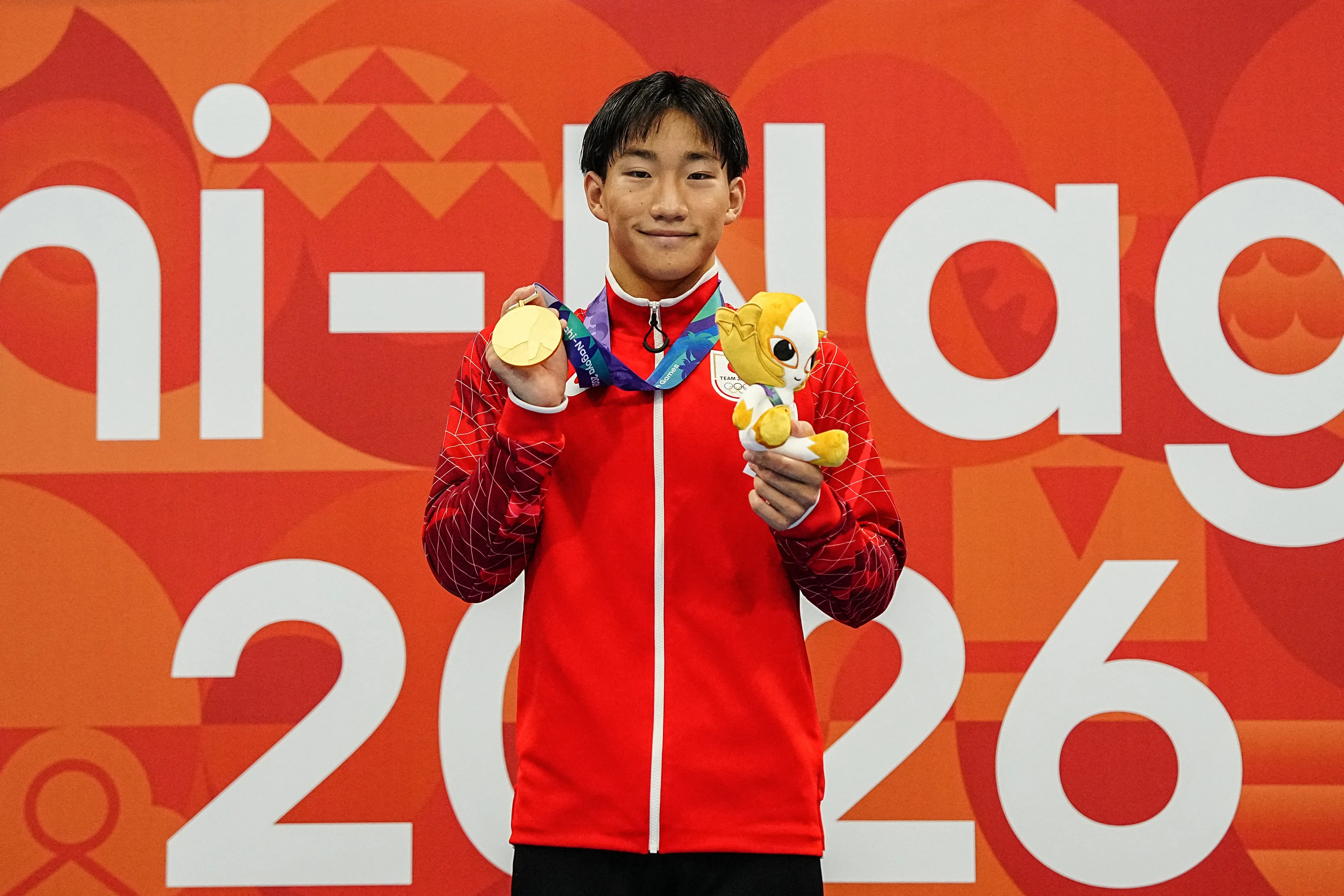 Nadador japonês de 17 anos bate recorde mundial dos 200m peito