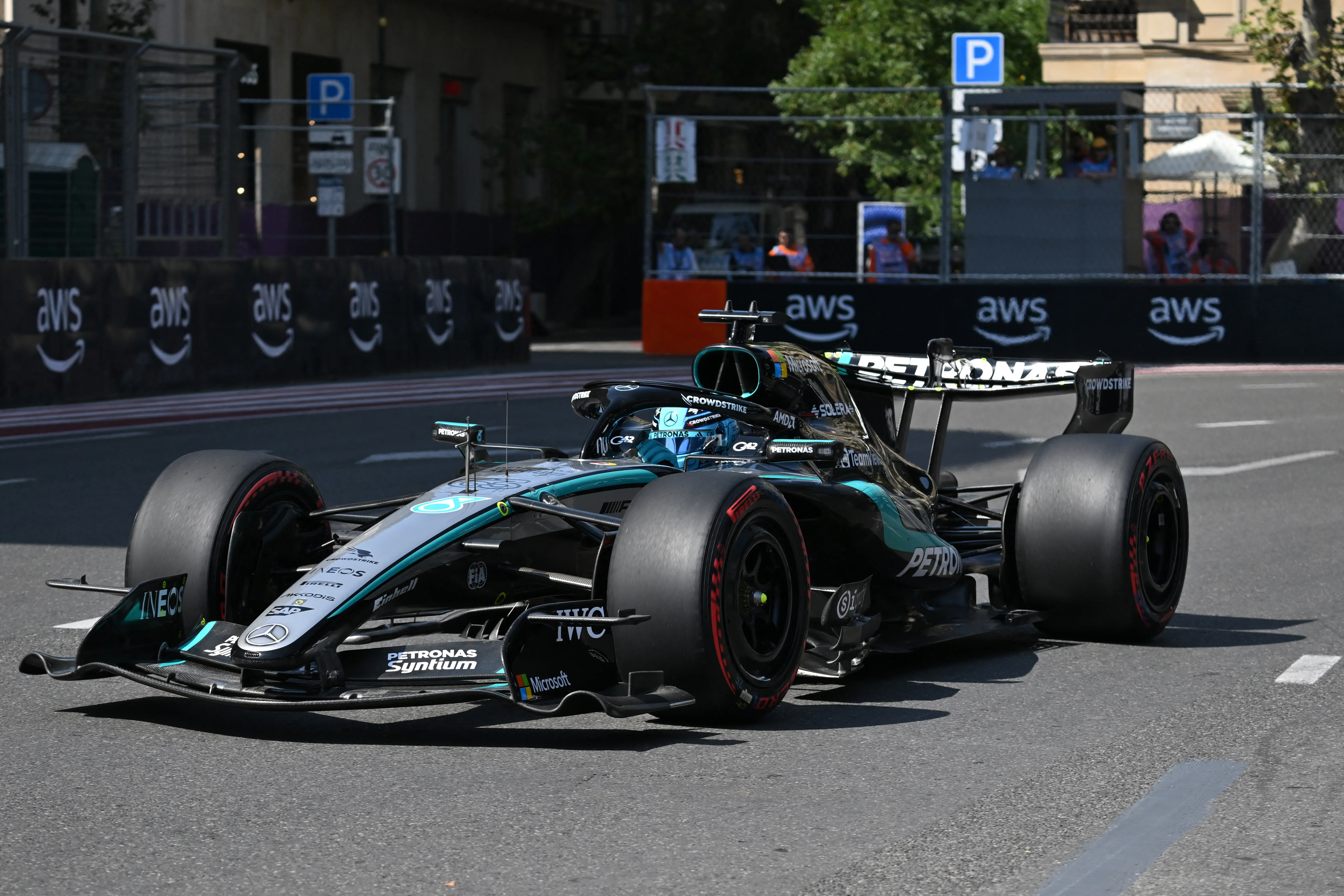 George Russell domina os dois primeiros treinos livres do GP de Azerbaijão