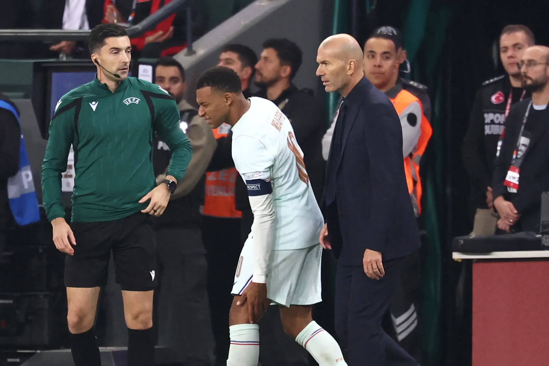 Mbappé sofre hiperextensão do joelho e deve ficar afastado por duas semanas