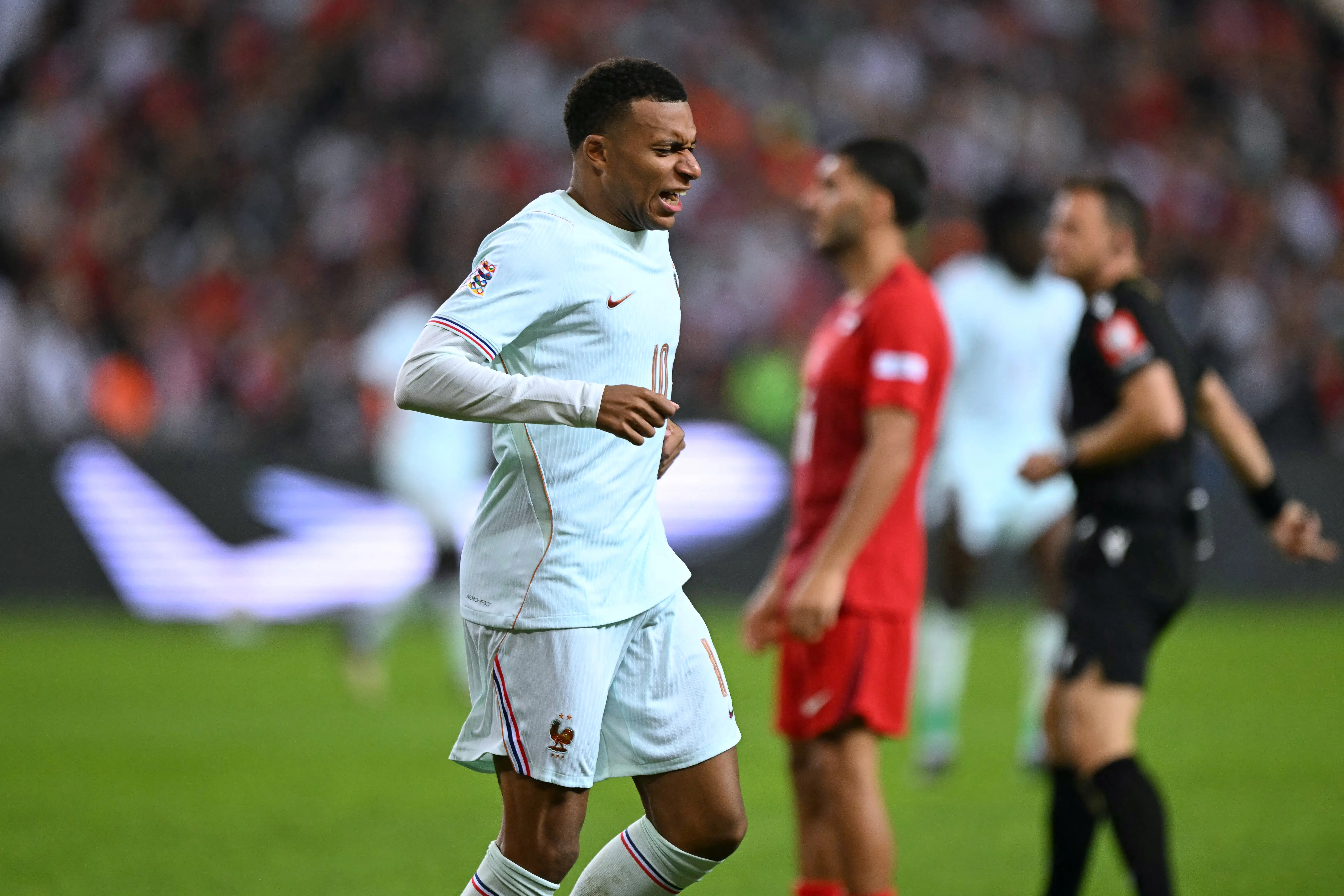 Mbappé sofre lesão no joelho e deixará concentração da França