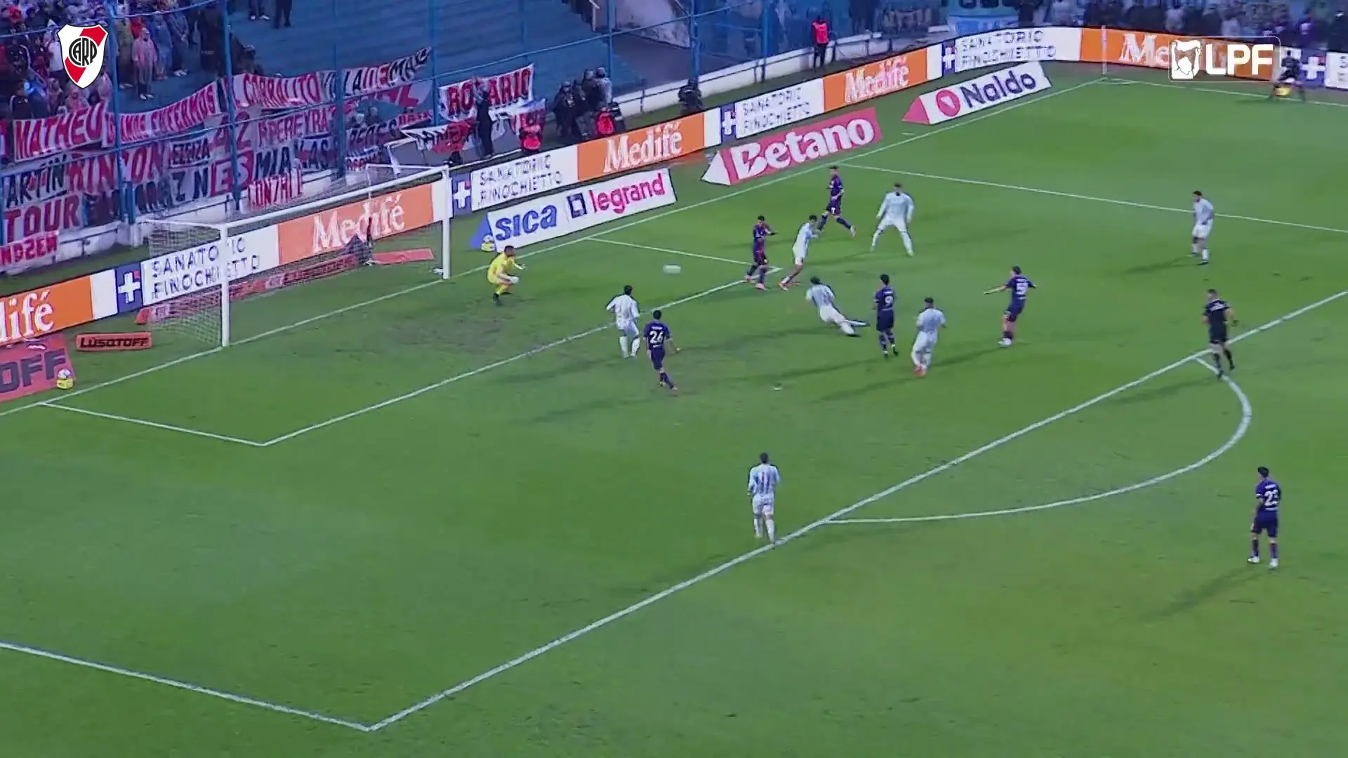 O potente gol de Andrada para abrir o placar para o River Plate contra o Atlético Tucumán; confira