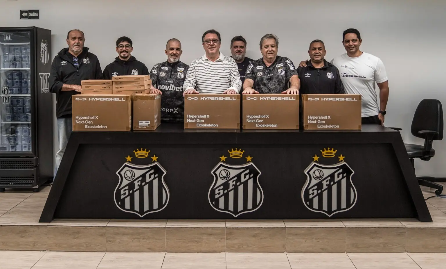 Santos fecha parceria e recebe exoesqueletos para uso no futebol profissional; entenda