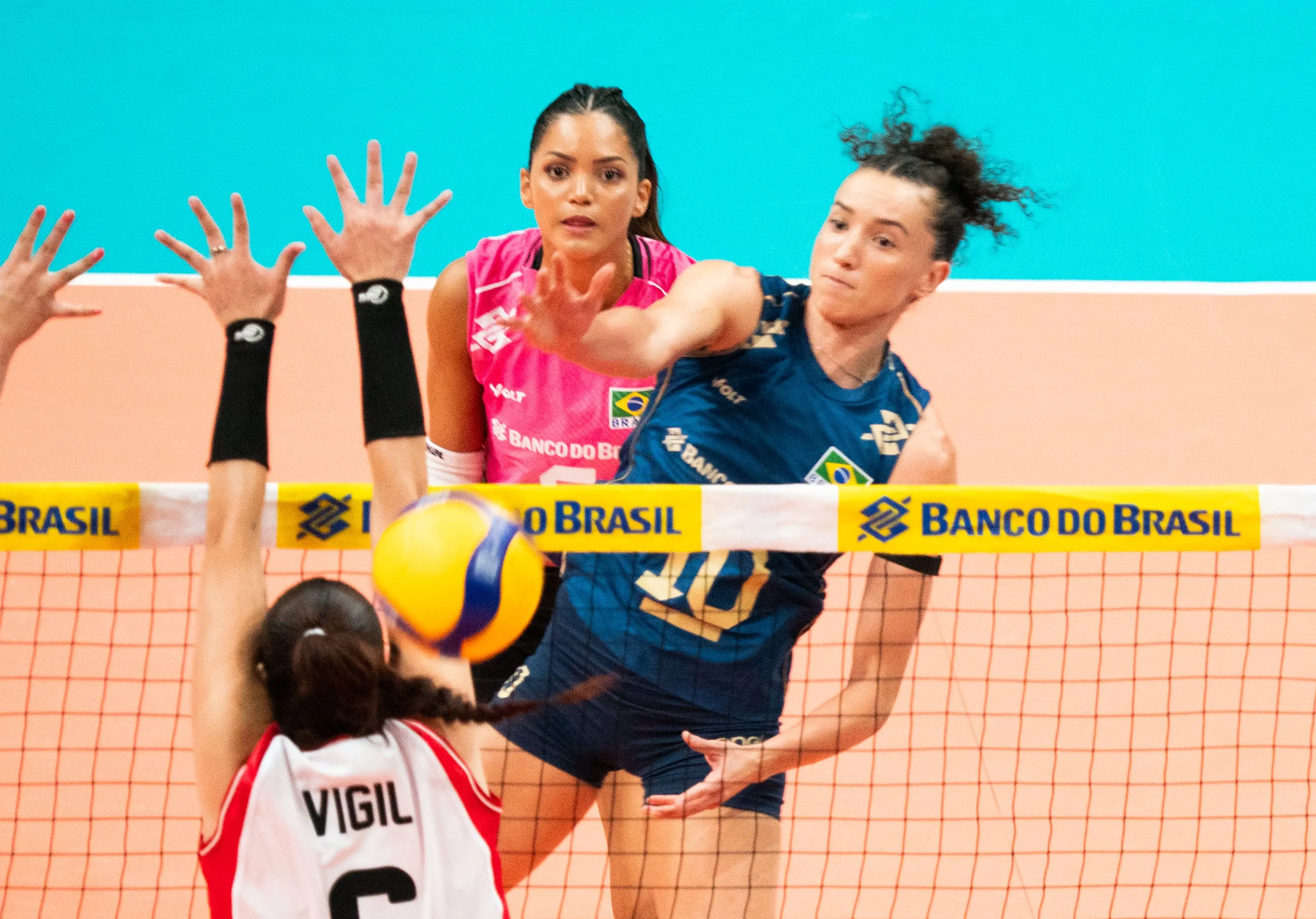 Brasil vence Peru e segue 100% no Sul-Americano feminino de vôlei