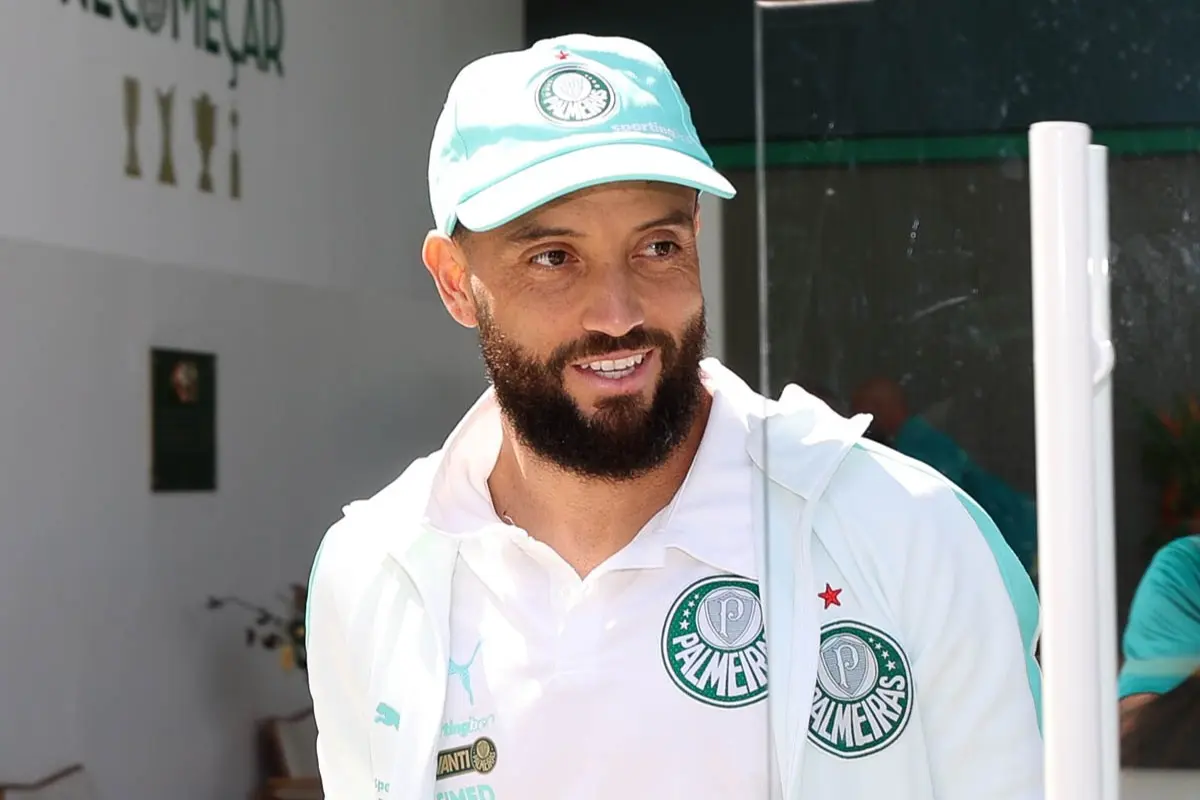 Palmeiras desembarca em Porto Alegre de olho na liderança do Brasileirão contra o Grêmio