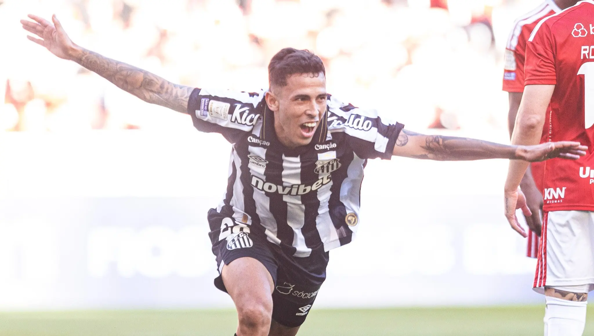 Christian Oliva celebra boa fase após vitória do Santos e se diz “feliz com a equipe”