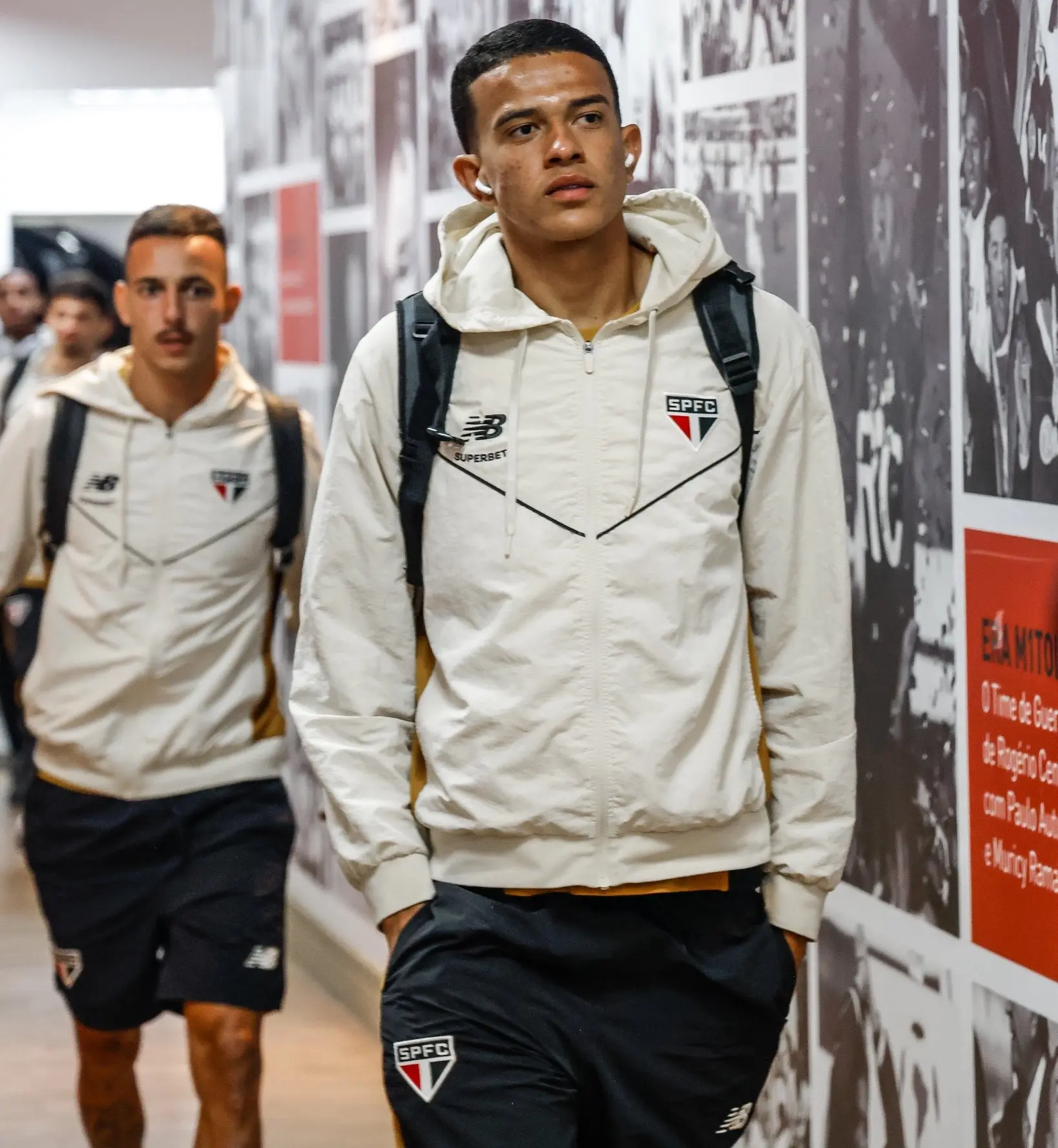 Zagueiro do São Paulo é denunciado pelo STJD por expulsão em clássico contra o Palmeiras